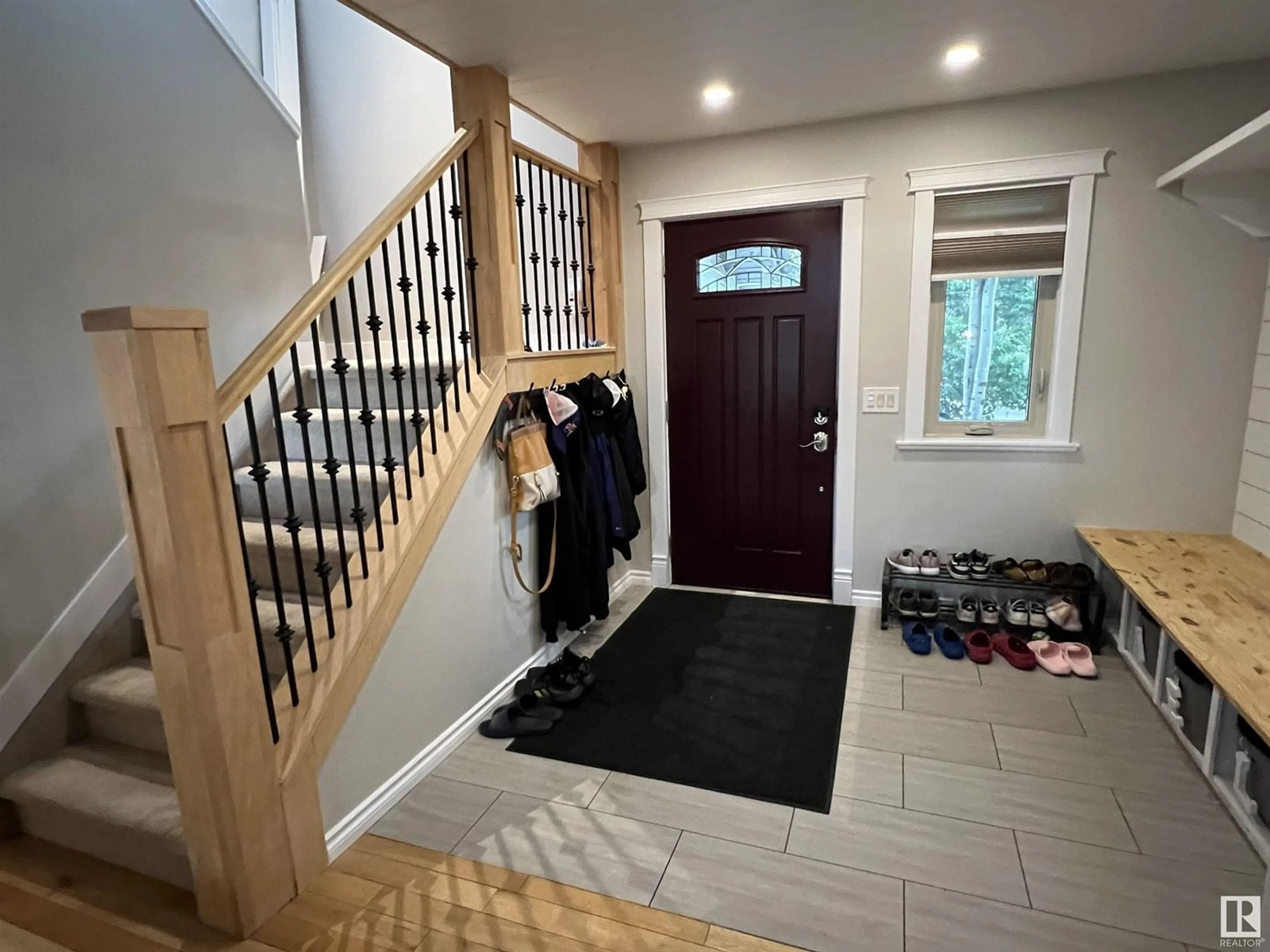 Indoor entryway for 354 WILD ROSE WY, Edmonton Alberta T6T1P3