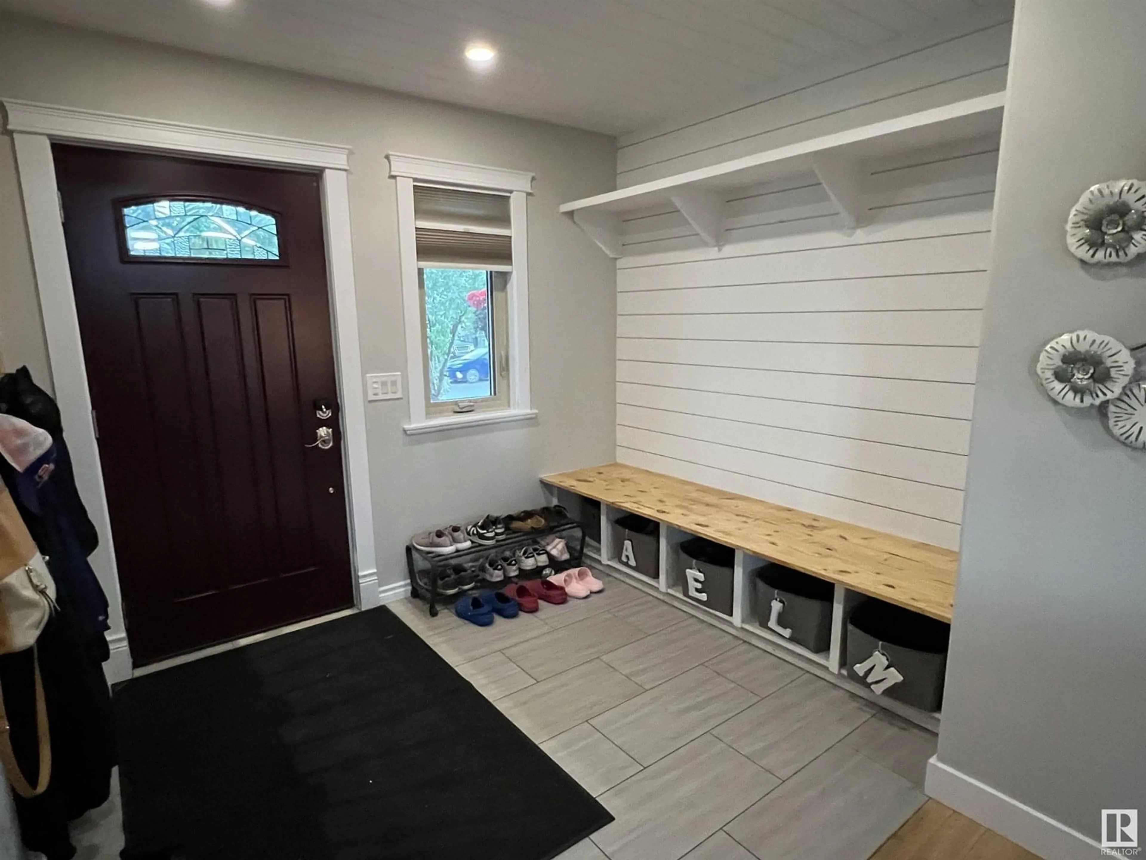 Indoor entryway for 354 WILD ROSE WY, Edmonton Alberta T6T1P3