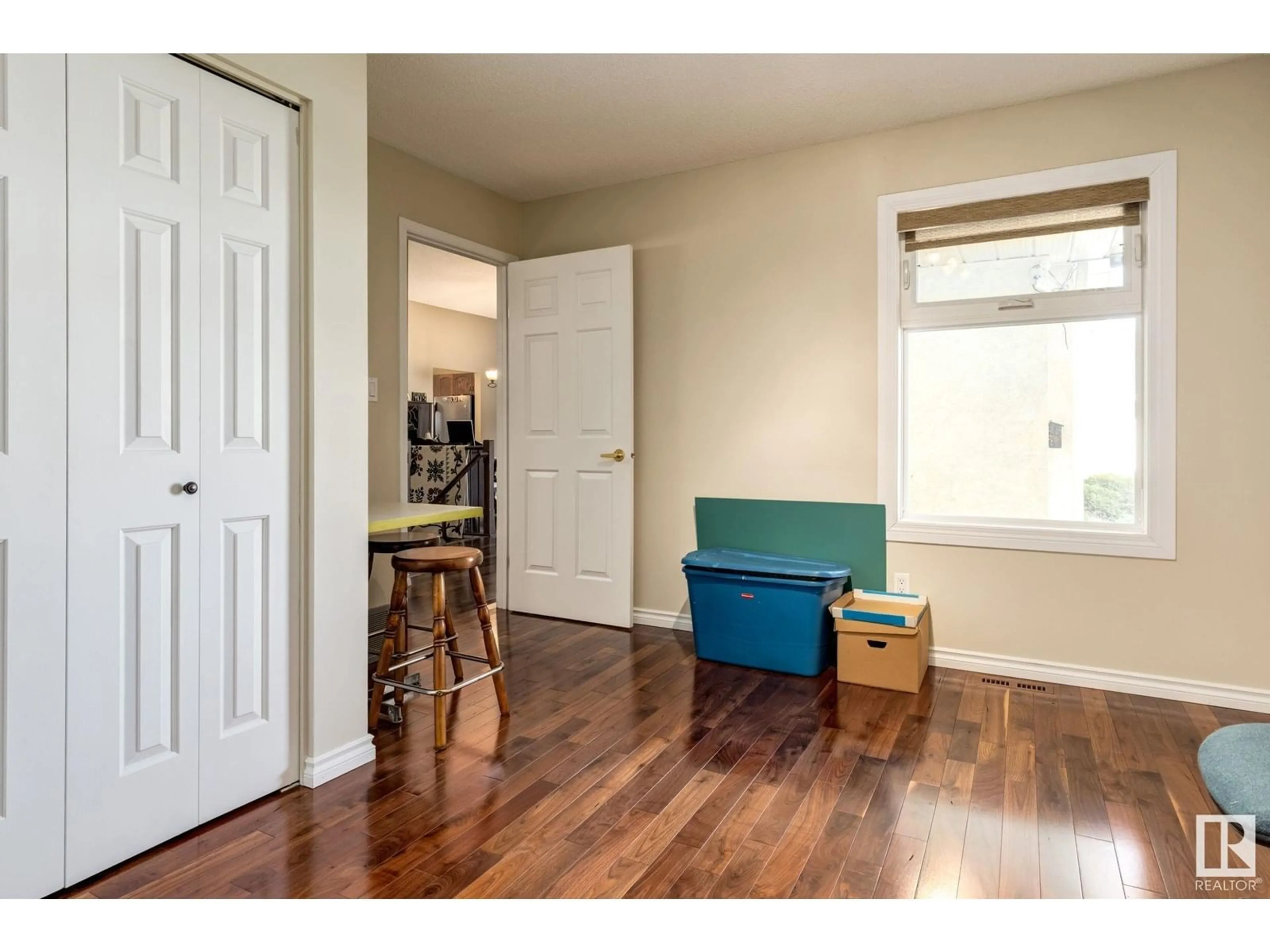Indoor entryway for 1522 54 ST, Edmonton Alberta T6L6H4