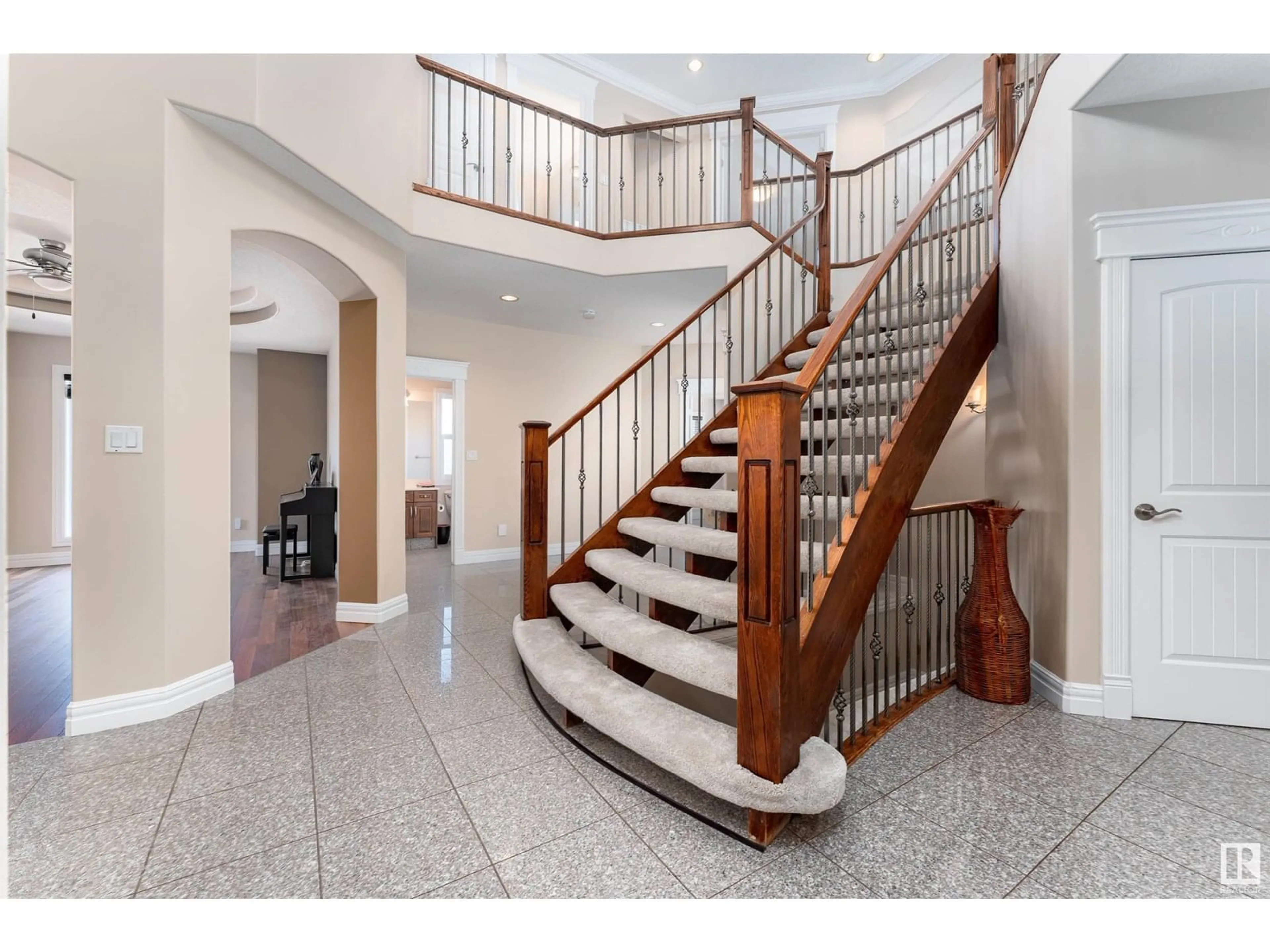 Indoor foyer for 8803 16 AV, Edmonton Alberta T6X1J7