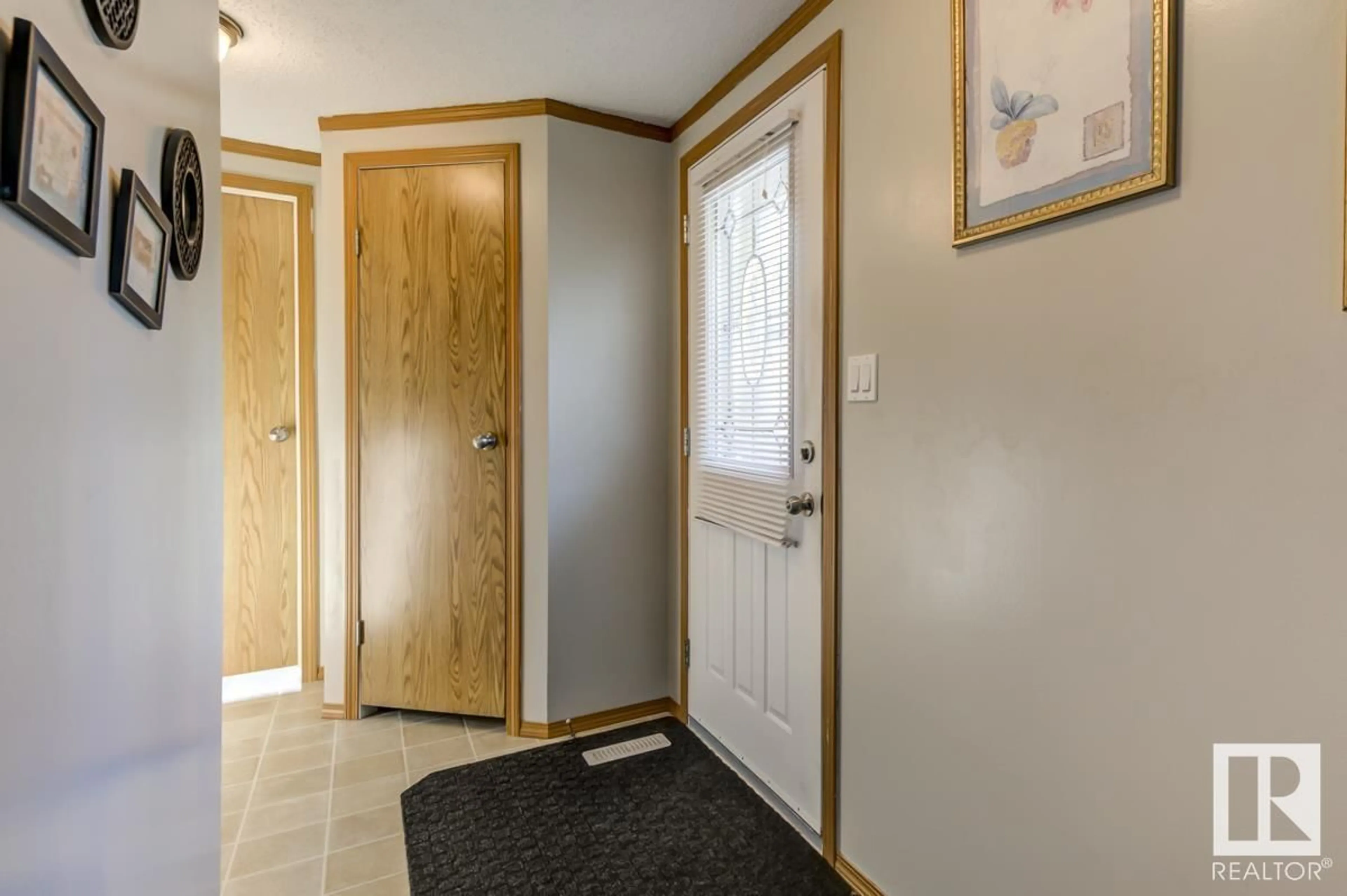 Indoor entryway for NW - 534 EVERGREEN PA, Edmonton Alberta T5Y4M2