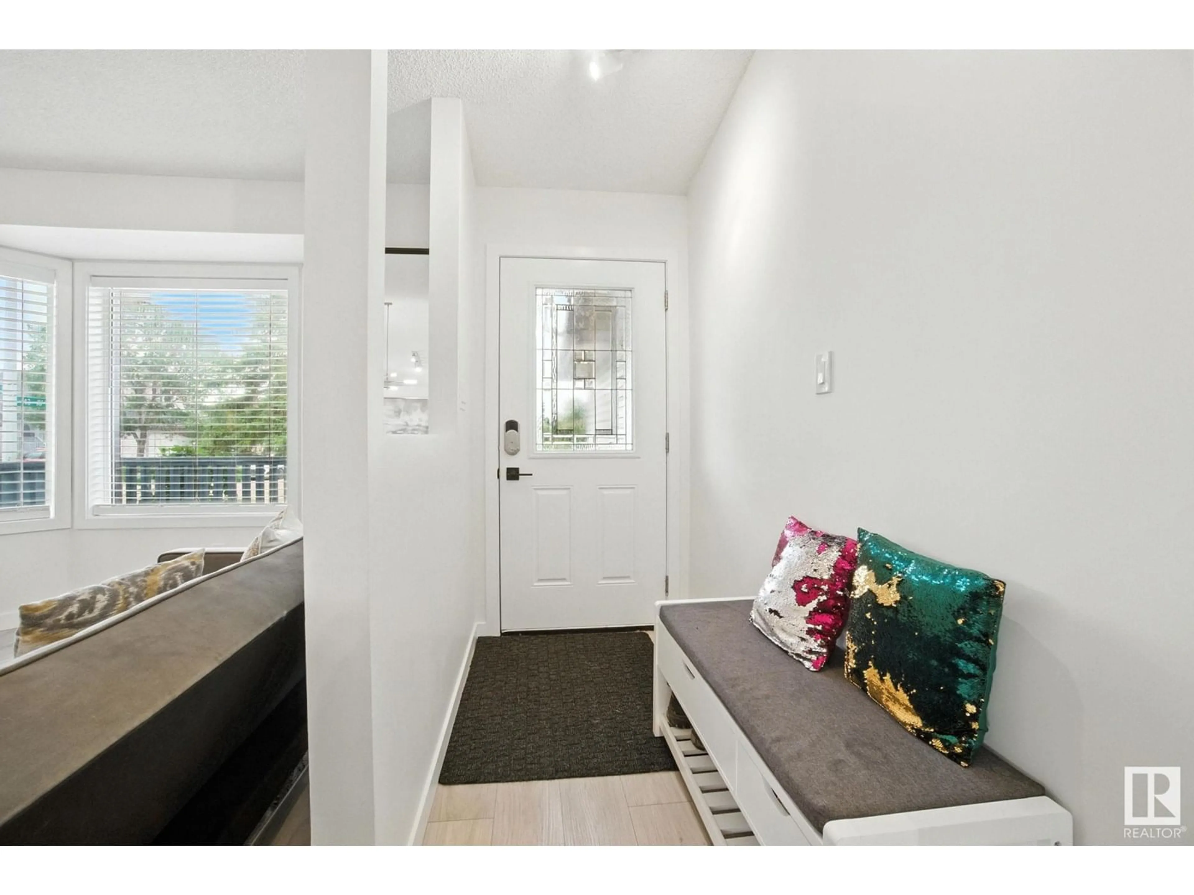 Indoor entryway for NW - 14309 128A ST, Edmonton Alberta T6V1E1