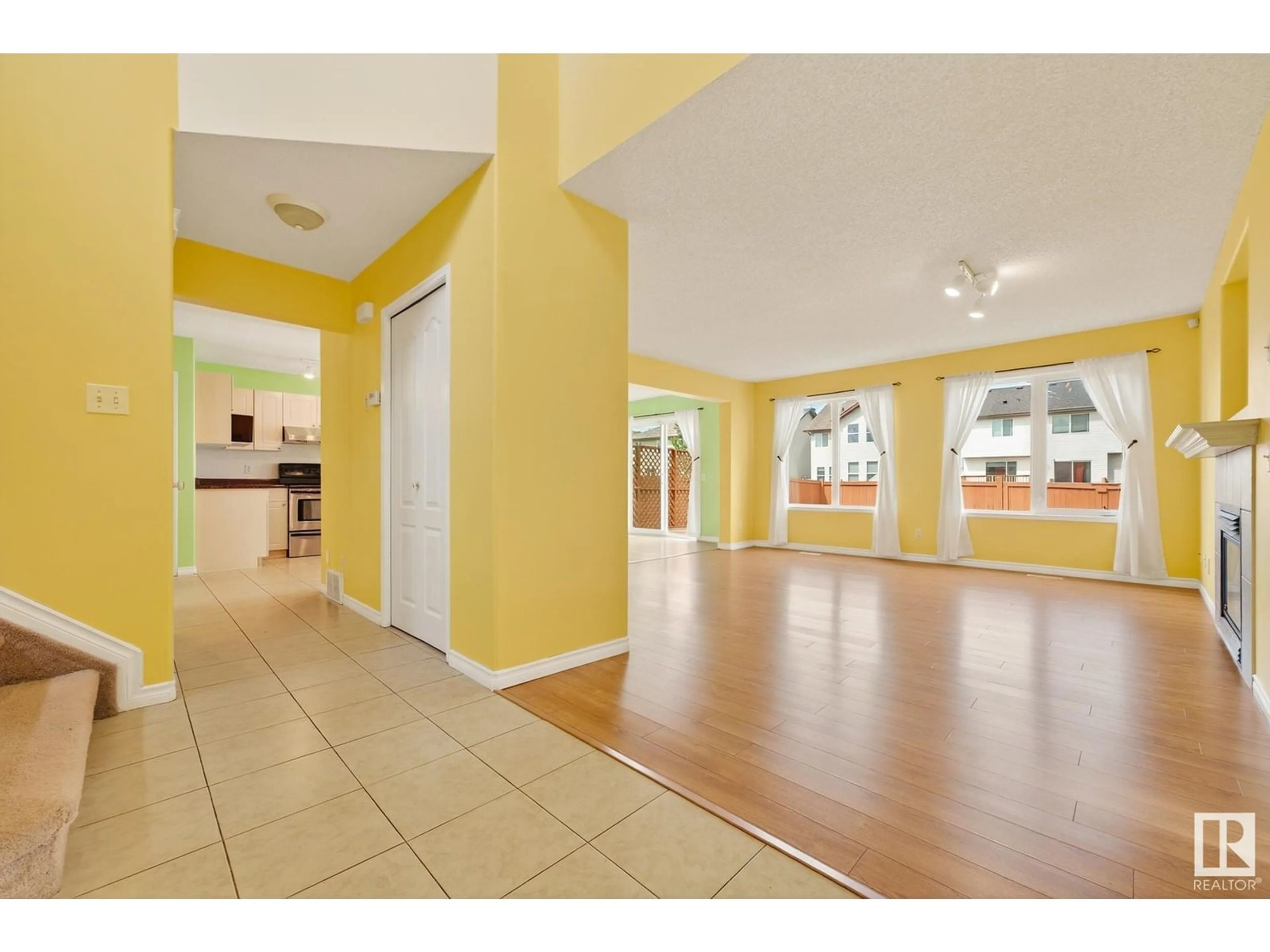 Indoor foyer for SW - 8516 7 AV, Edmonton Alberta T6X1J2