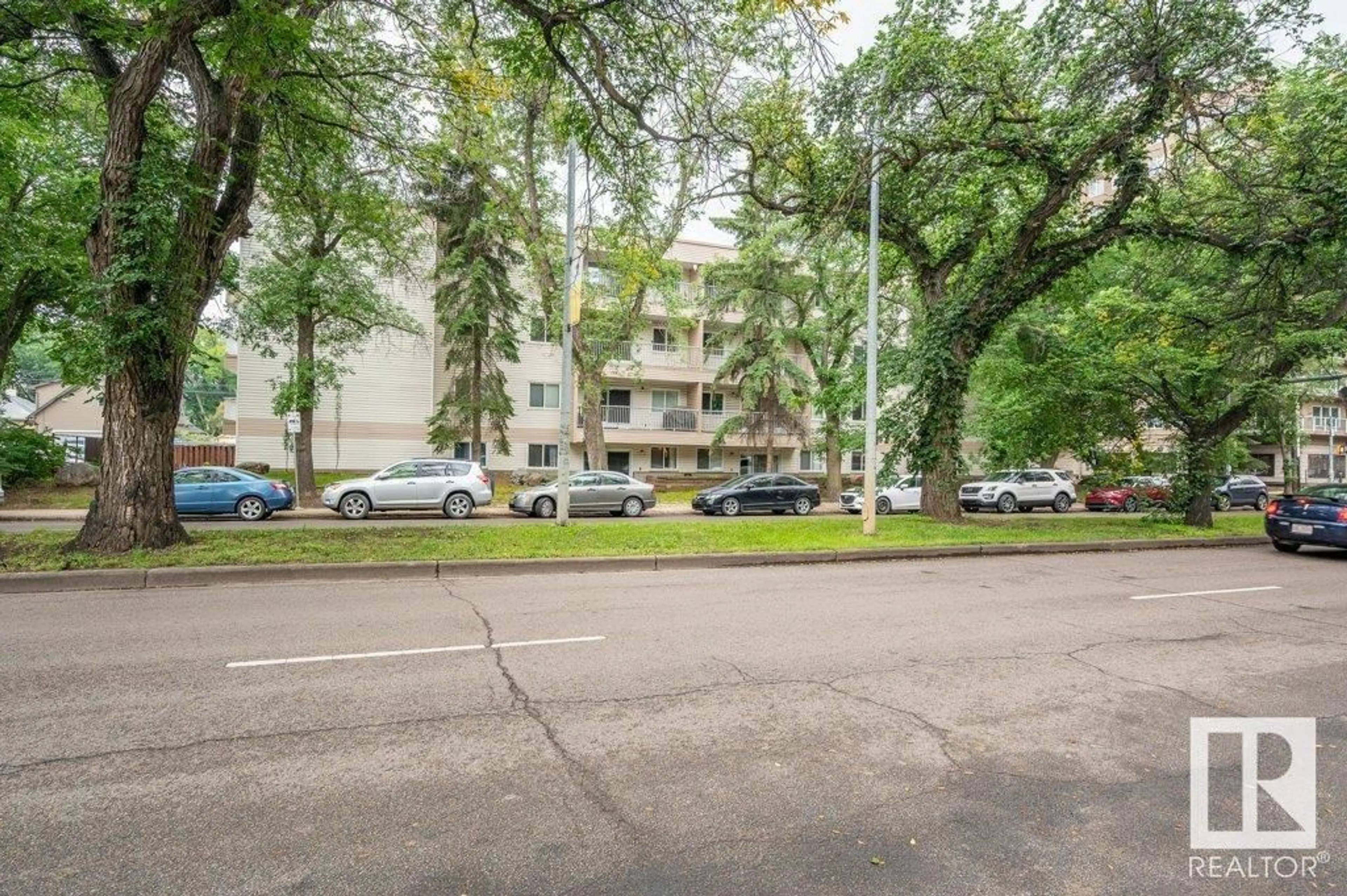 Parking for 306 - 8149 111 ST, Edmonton Alberta T6G2P1