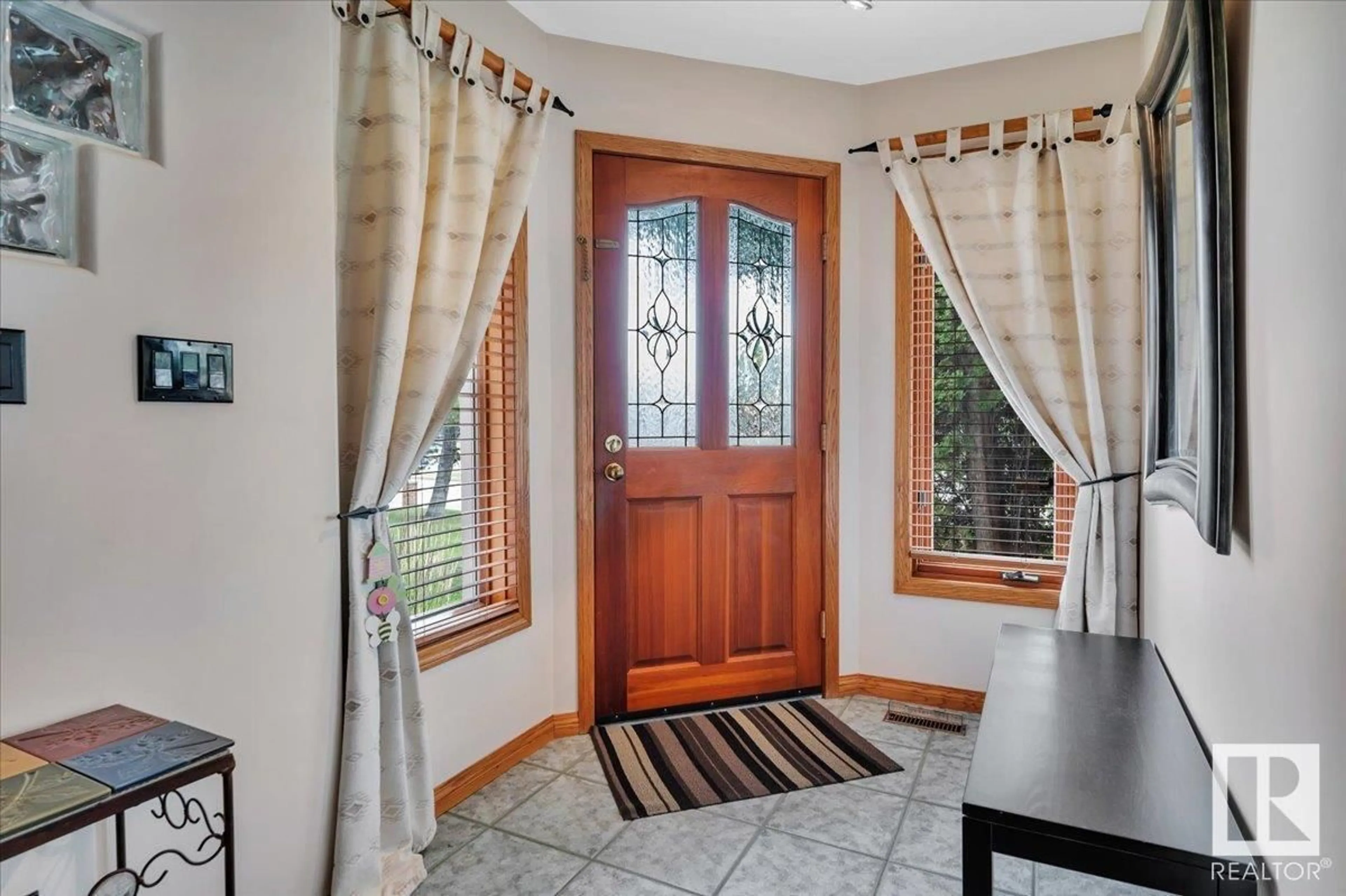 Indoor entryway for 19 RHATIGAN RD, Edmonton Alberta T6R1N1