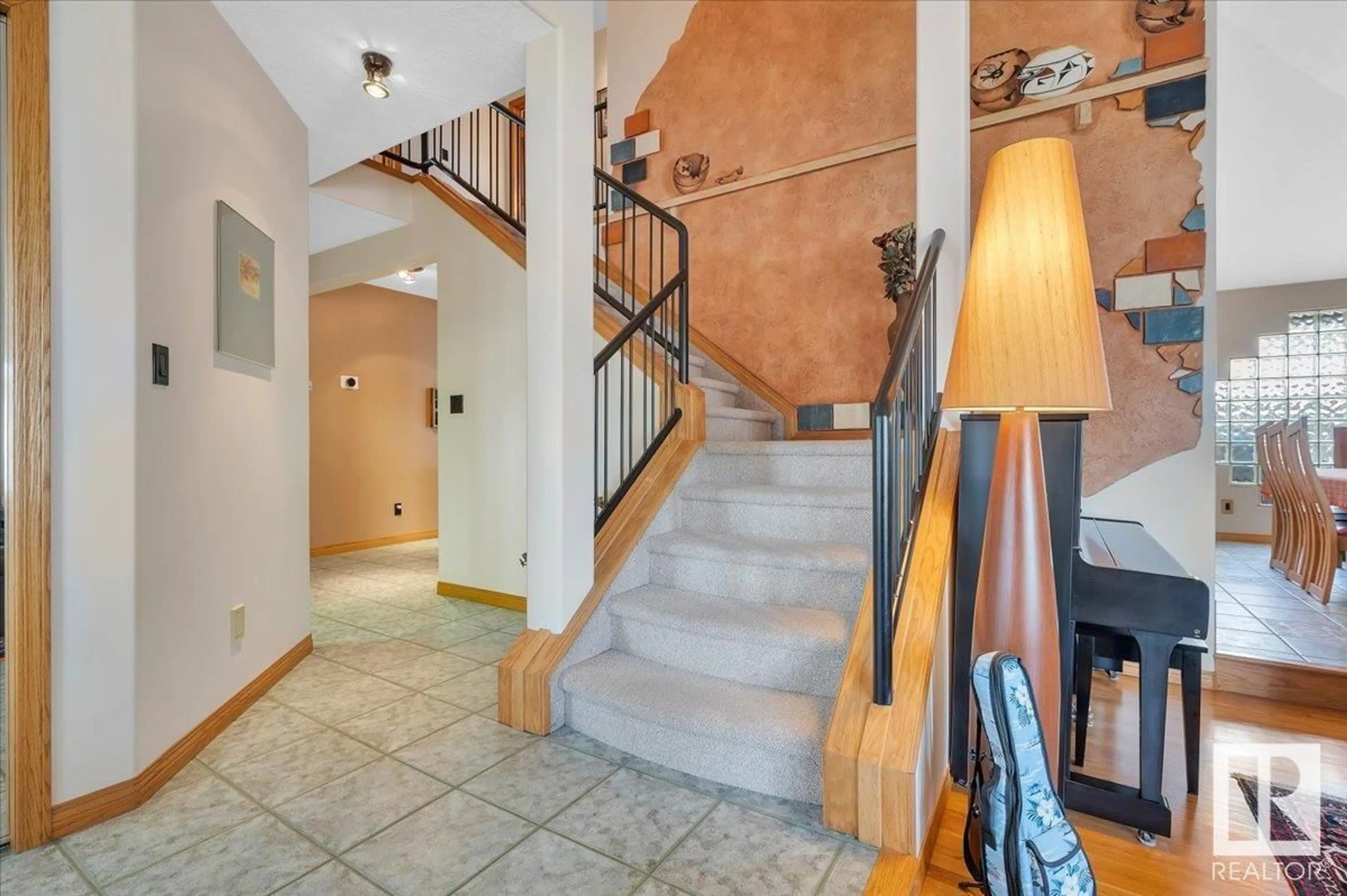 Indoor foyer for 19 RHATIGAN RD, Edmonton Alberta T6R1N1