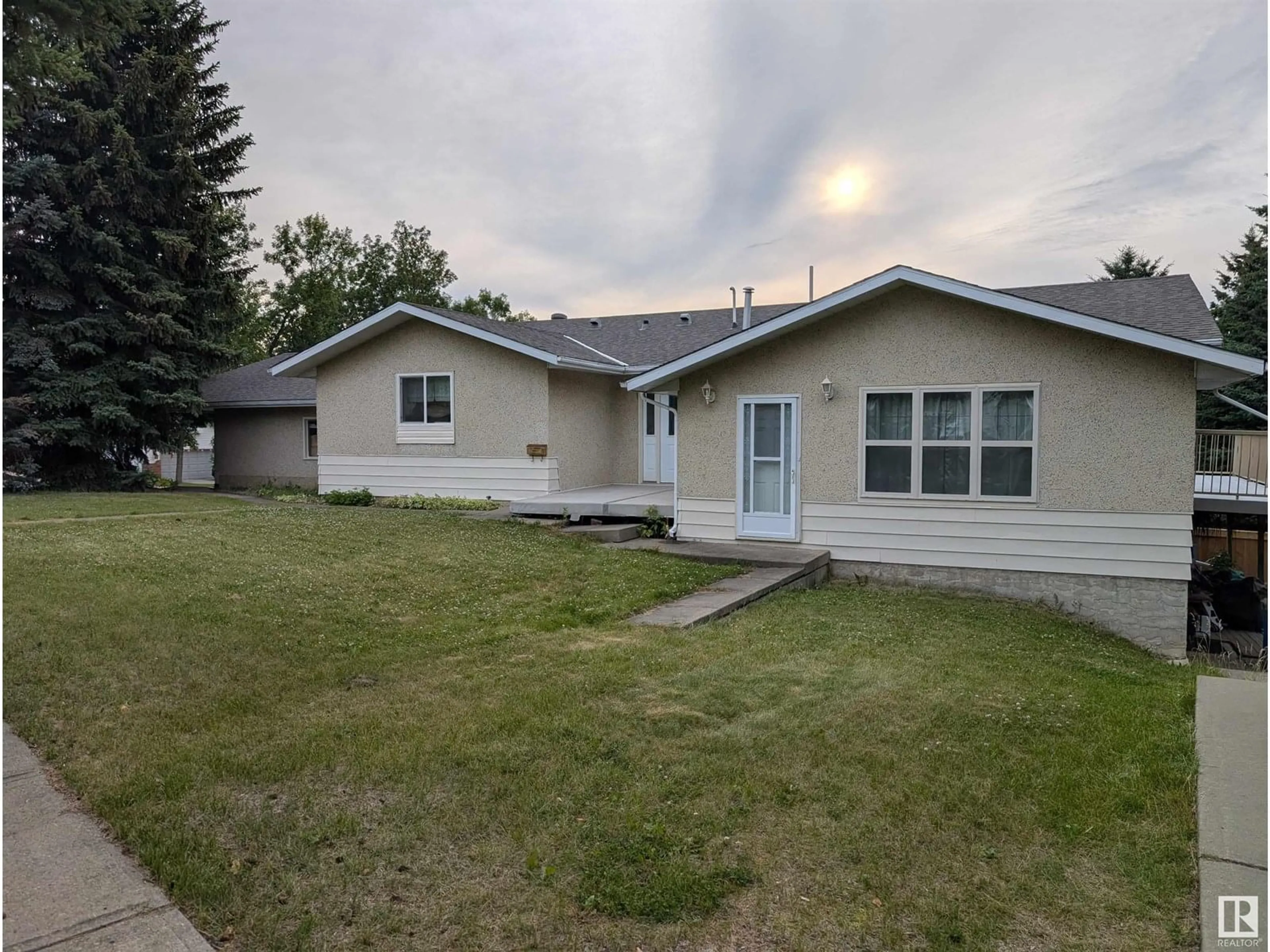 A pic from outside/outdoor area/front of a property/back of a property/a pic from drone, street for 26 LOUISBOURG PL, St. Albert Alberta T8N4L5