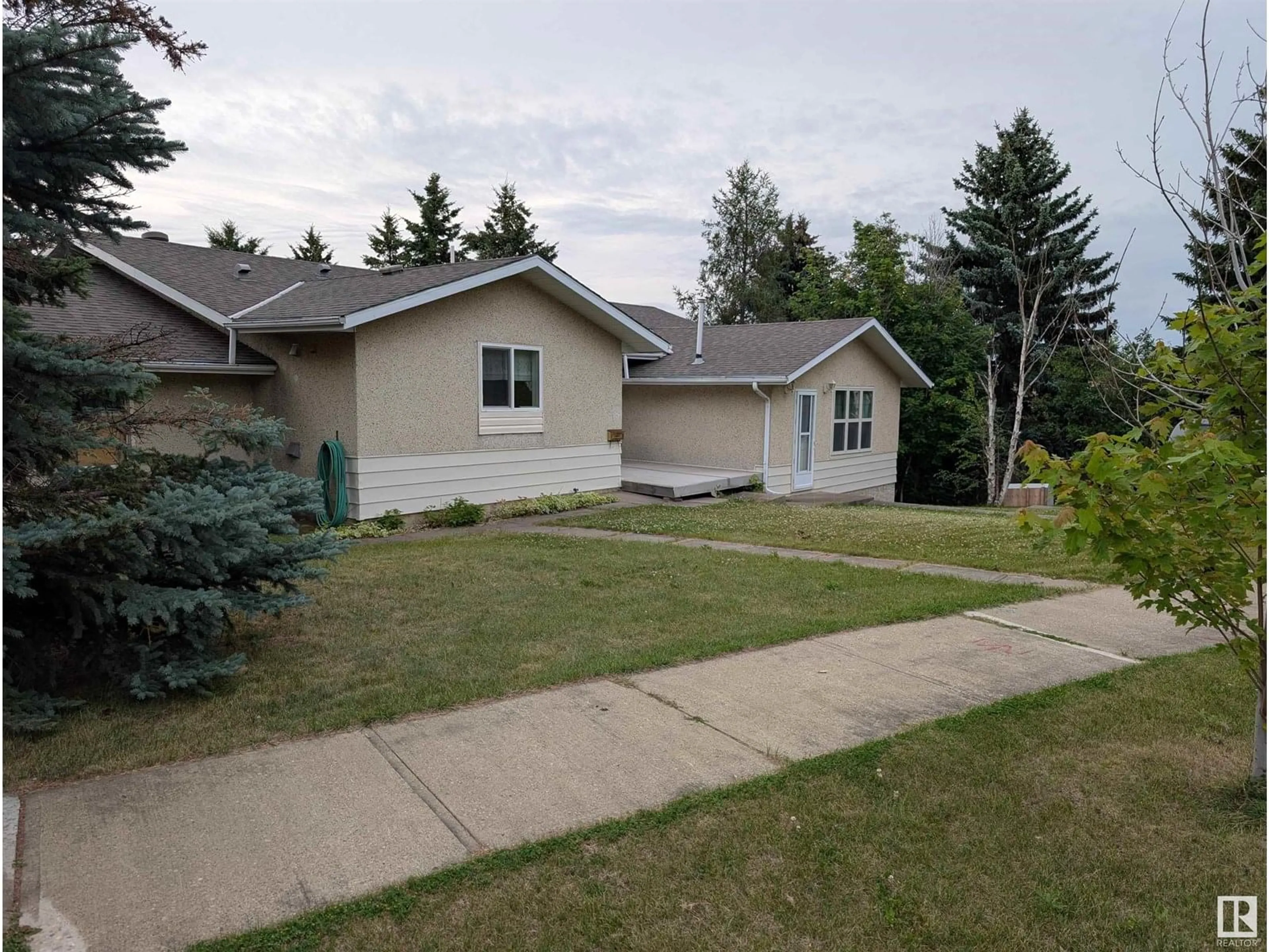 A pic from outside/outdoor area/front of a property/back of a property/a pic from drone, street for 26 LOUISBOURG PL, St. Albert Alberta T8N4L5