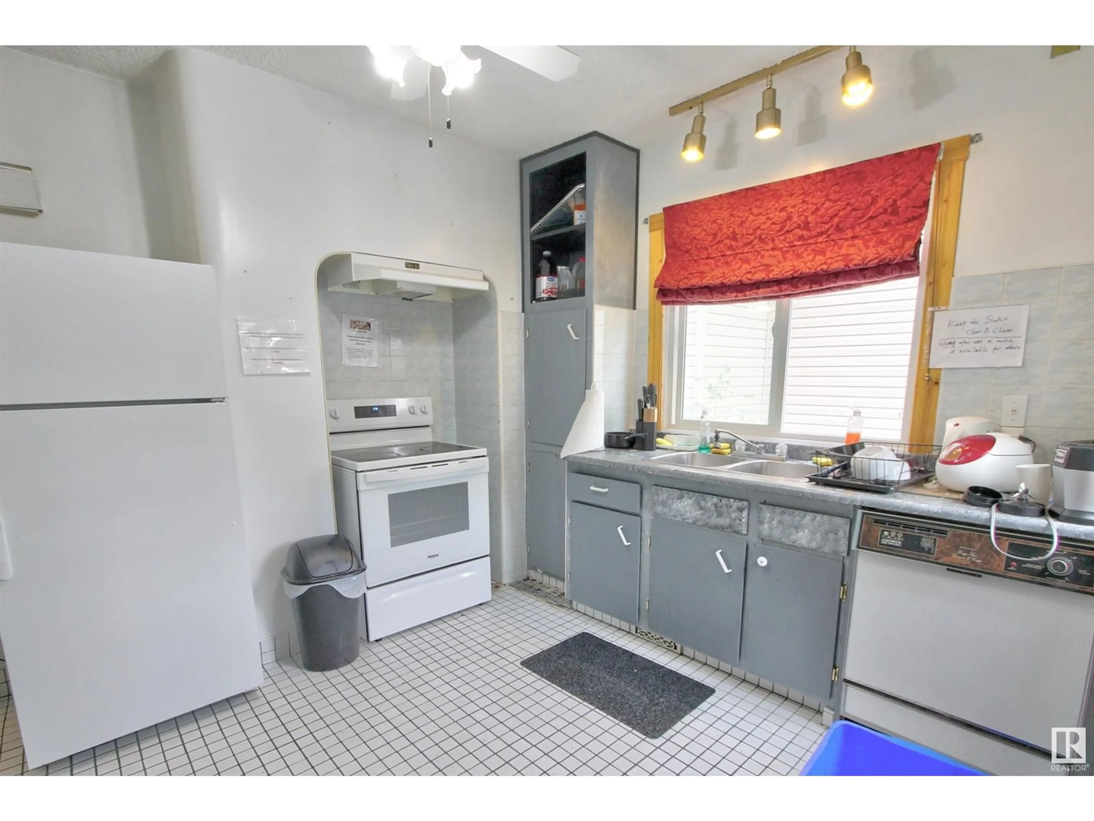 Standard kitchen, ceramic/tile floor for 11514 92 ST, Edmonton Alberta T5G0Z7