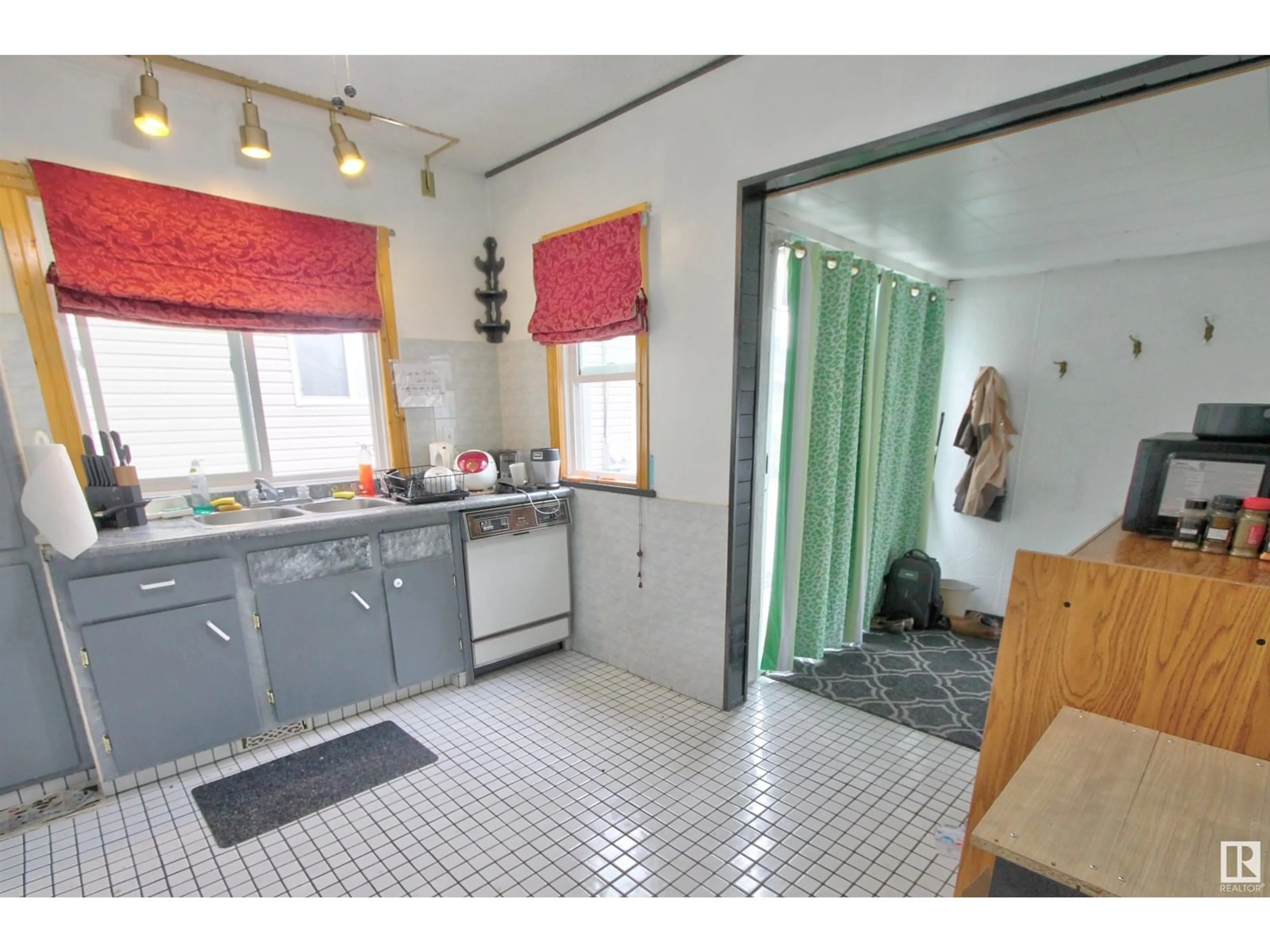Standard kitchen, unknown for 11514 92 ST, Edmonton Alberta T5G0Z7