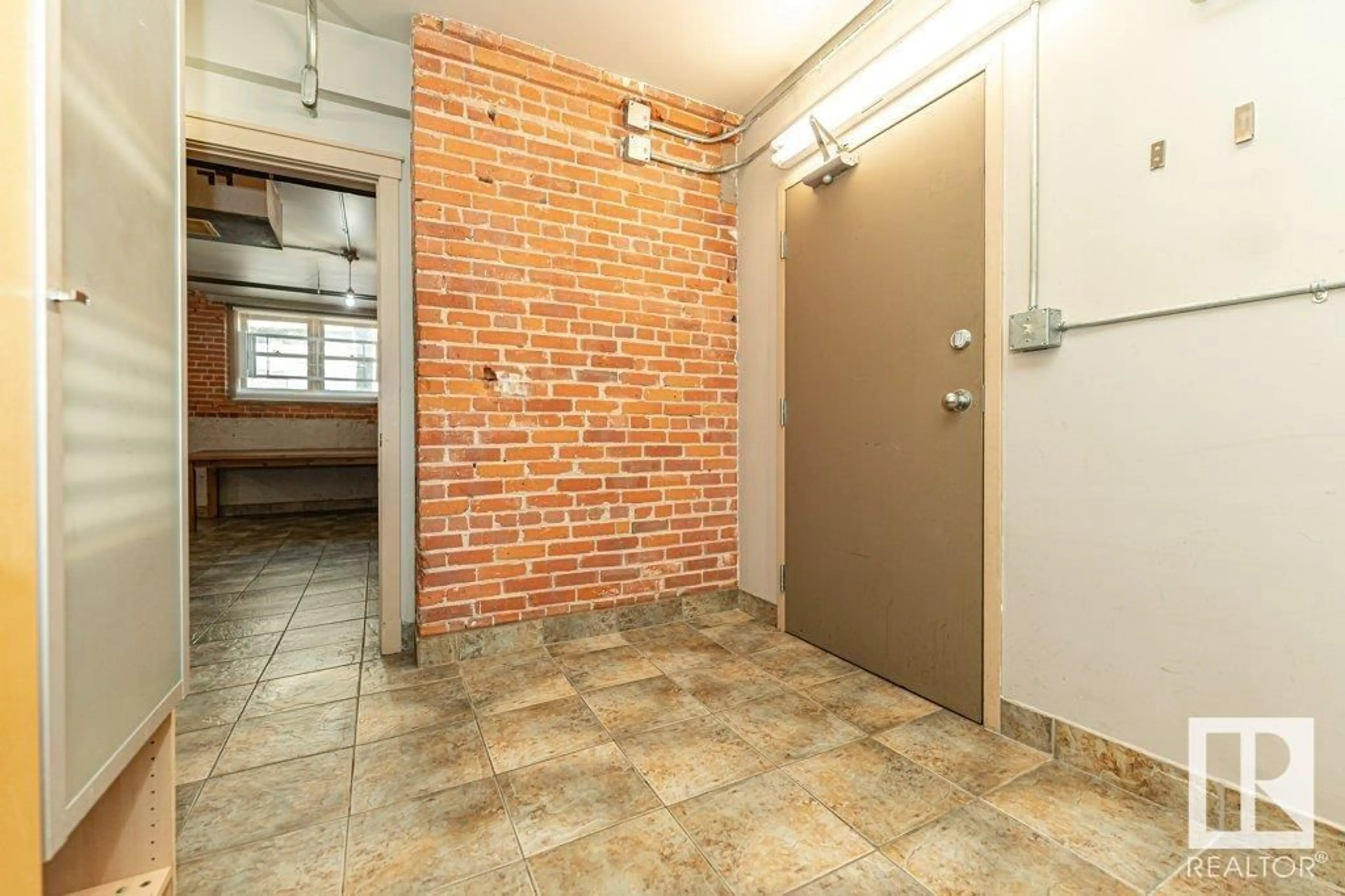Indoor foyer for #002 - 10249 104 ST, Edmonton Alberta T5J1B1