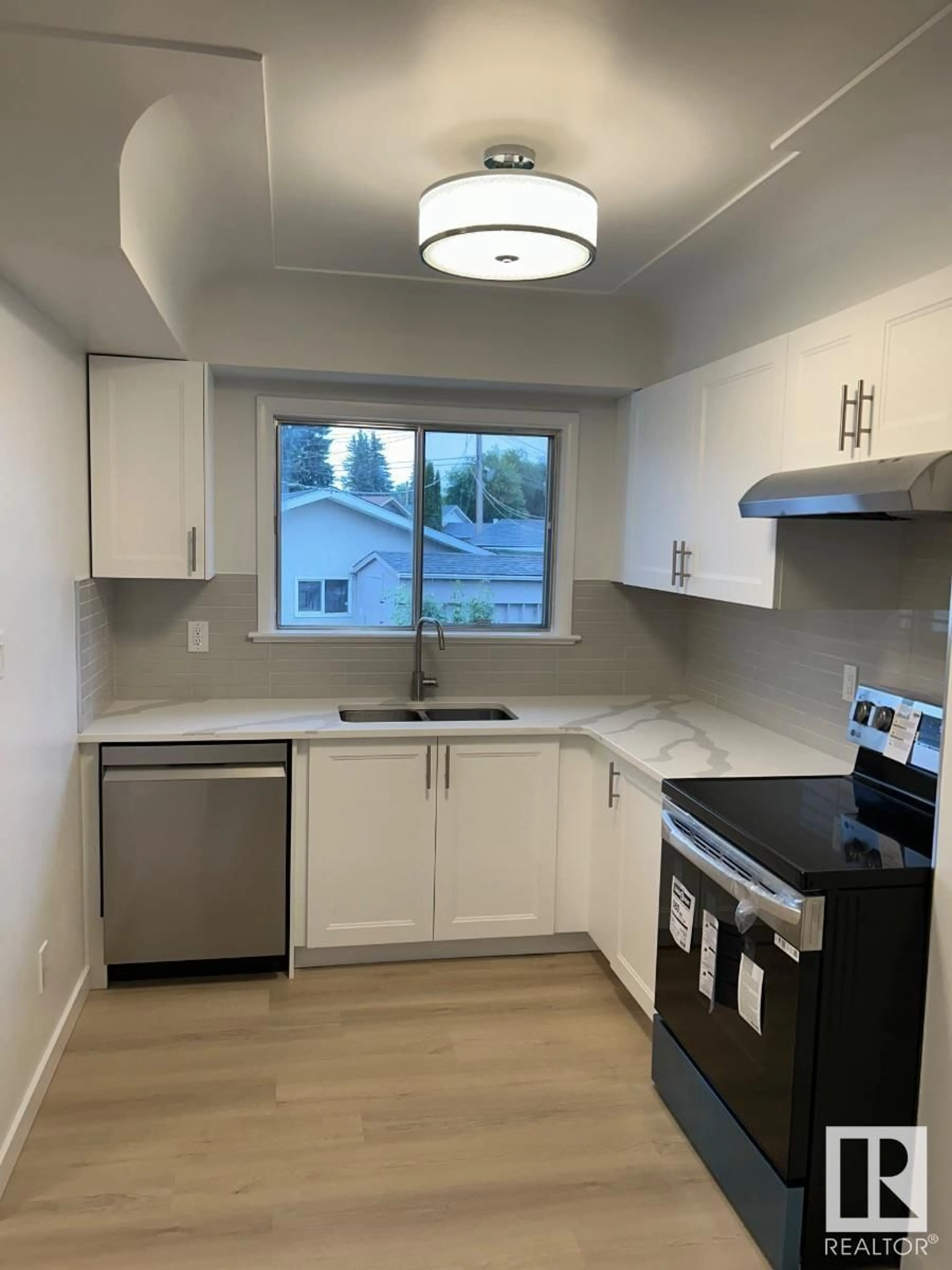 Standard kitchen, unknown for 14 O'BRIEN DR, Fort Saskatchewan Alberta T8L2L3
