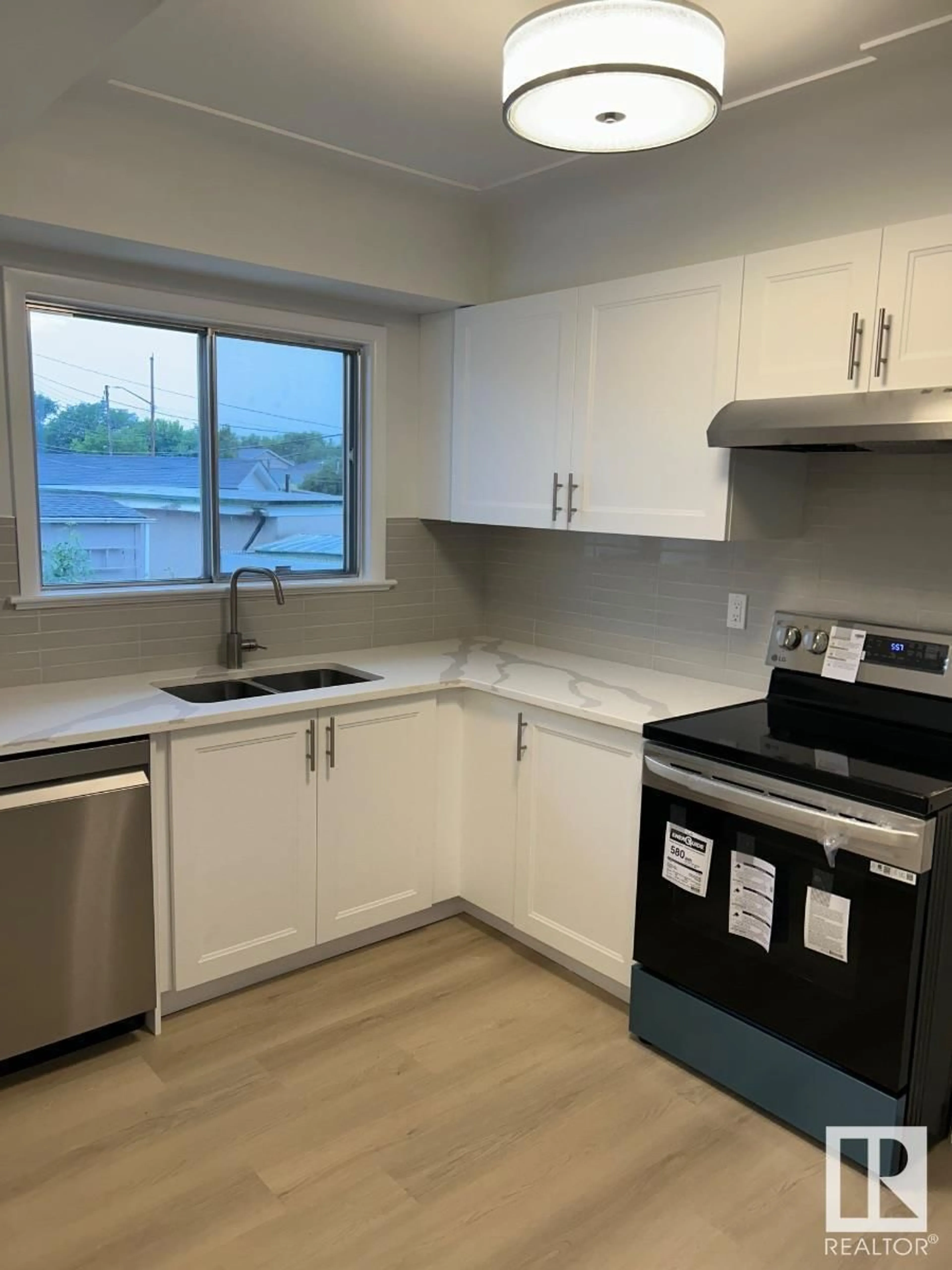 Standard kitchen, unknown for 14 O'BRIEN DR, Fort Saskatchewan Alberta T8L2L3