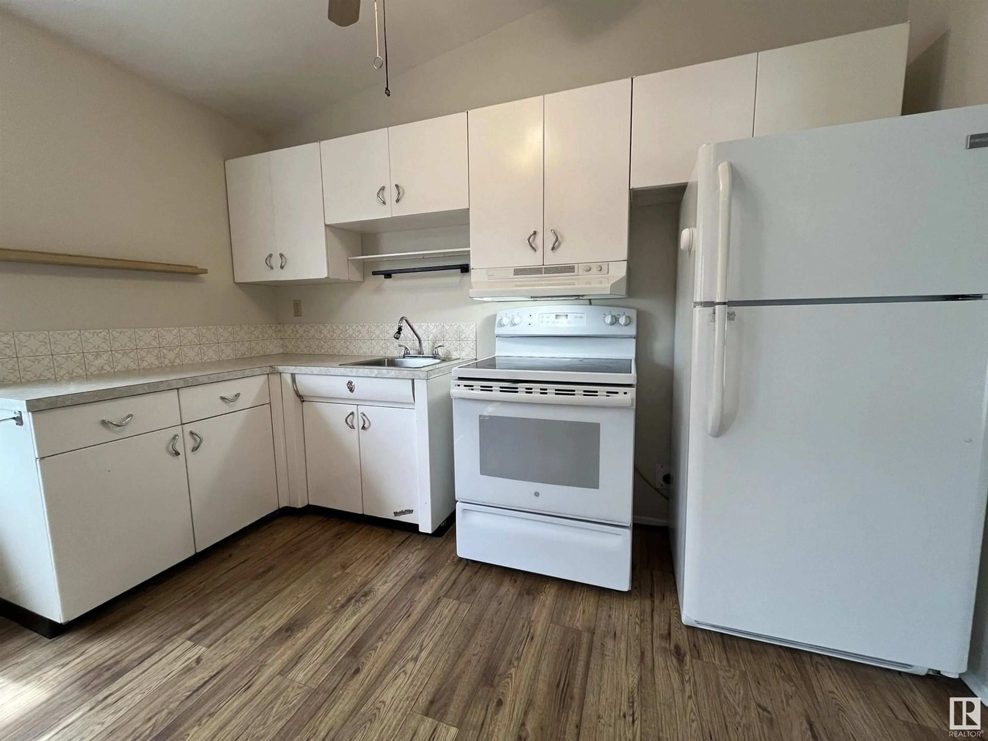 Standard kitchen, unknown for NW - 10975 158 ST, Edmonton Alberta T5P2Y8