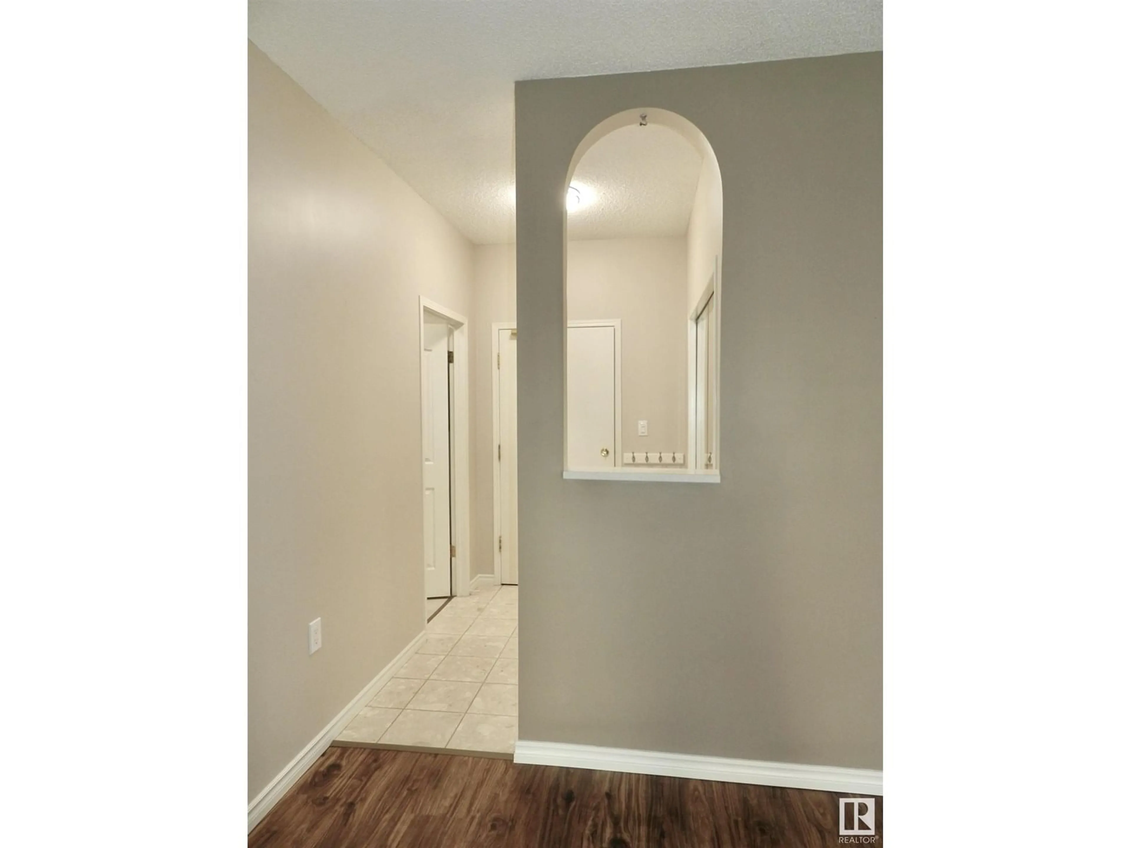 Indoor entryway for 221 CASTLE DOWNS RD, Edmonton Alberta T5X5Y3