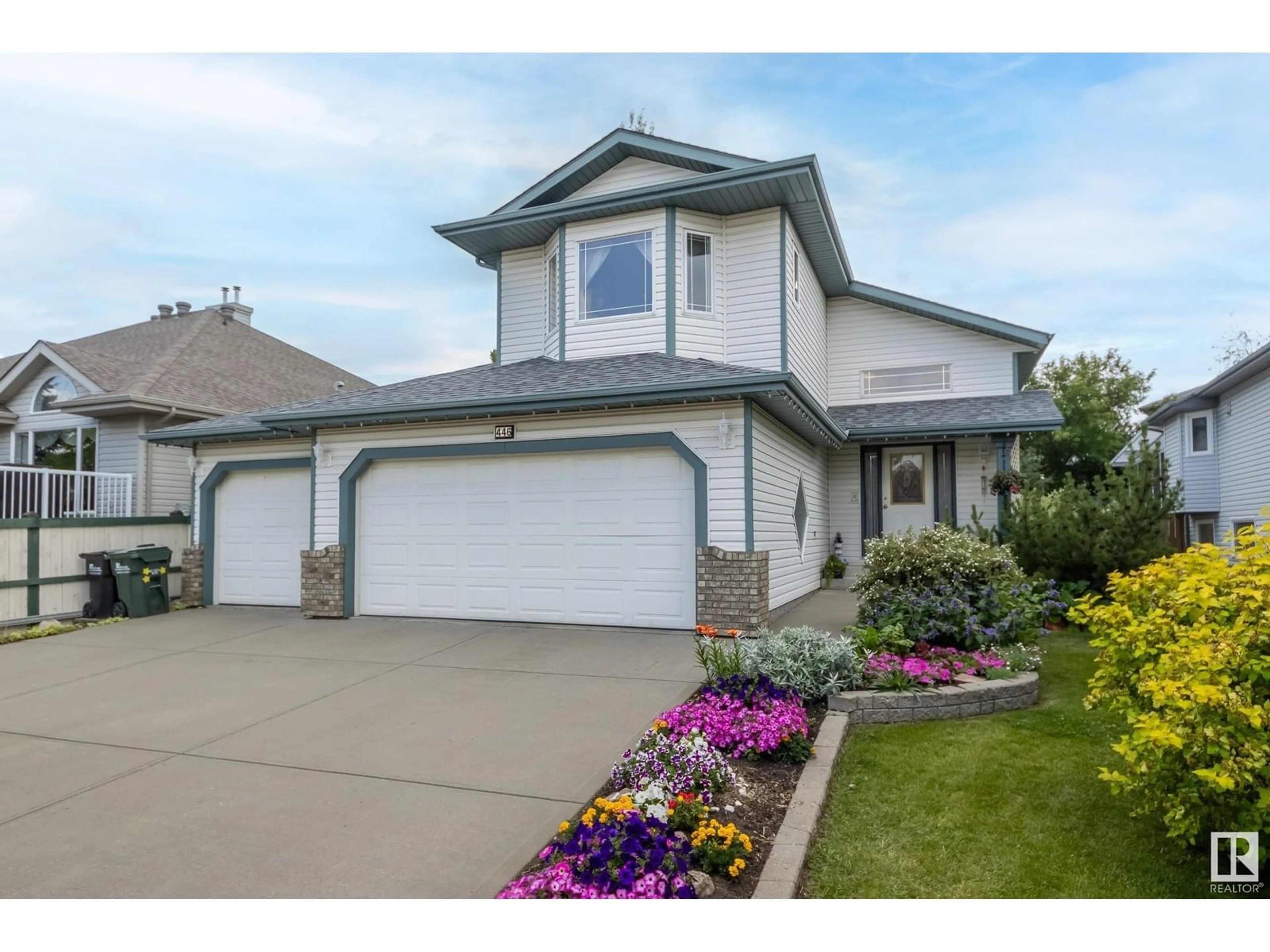 Home with vinyl exterior material, street for 446 DAVENPORT DR, Sherwood Park Alberta T8H2E5