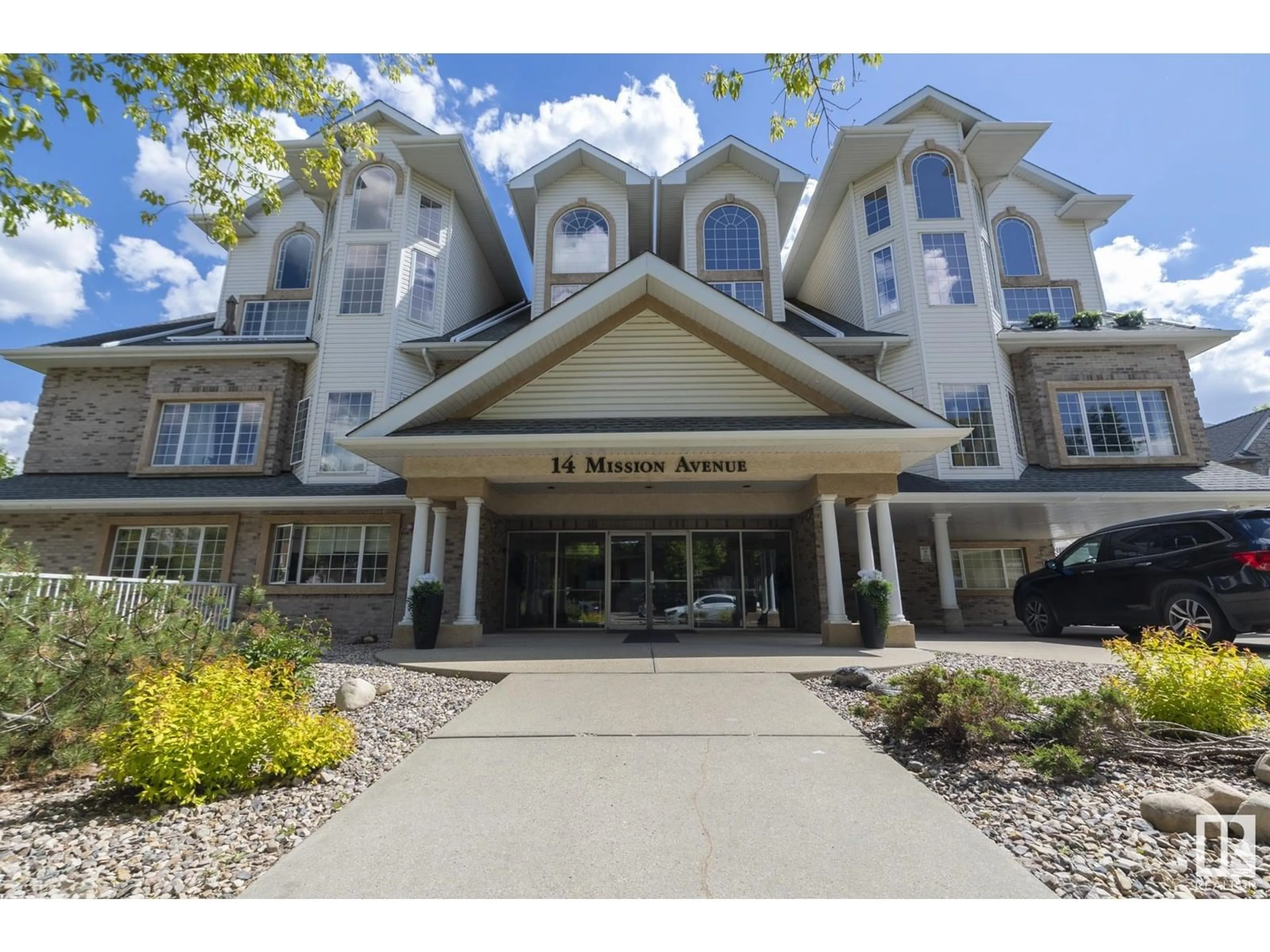 Indoor foyer for #304 - 14 MISSION AV, St. Albert Alberta T8N1H4