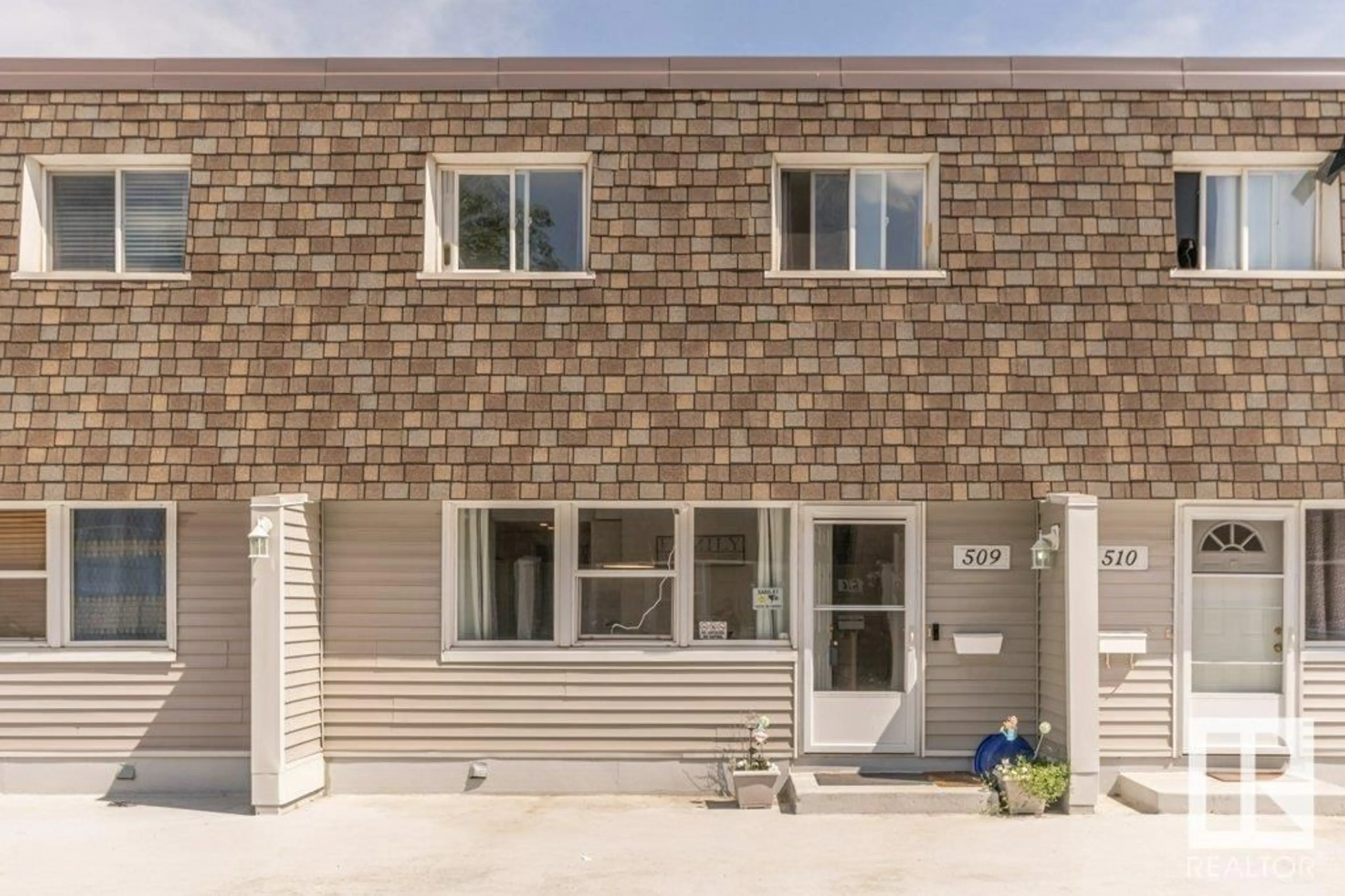 Home with vinyl exterior material, street for 509 VILLAGE ON THE GREEN GR, Edmonton Alberta T5A1H2