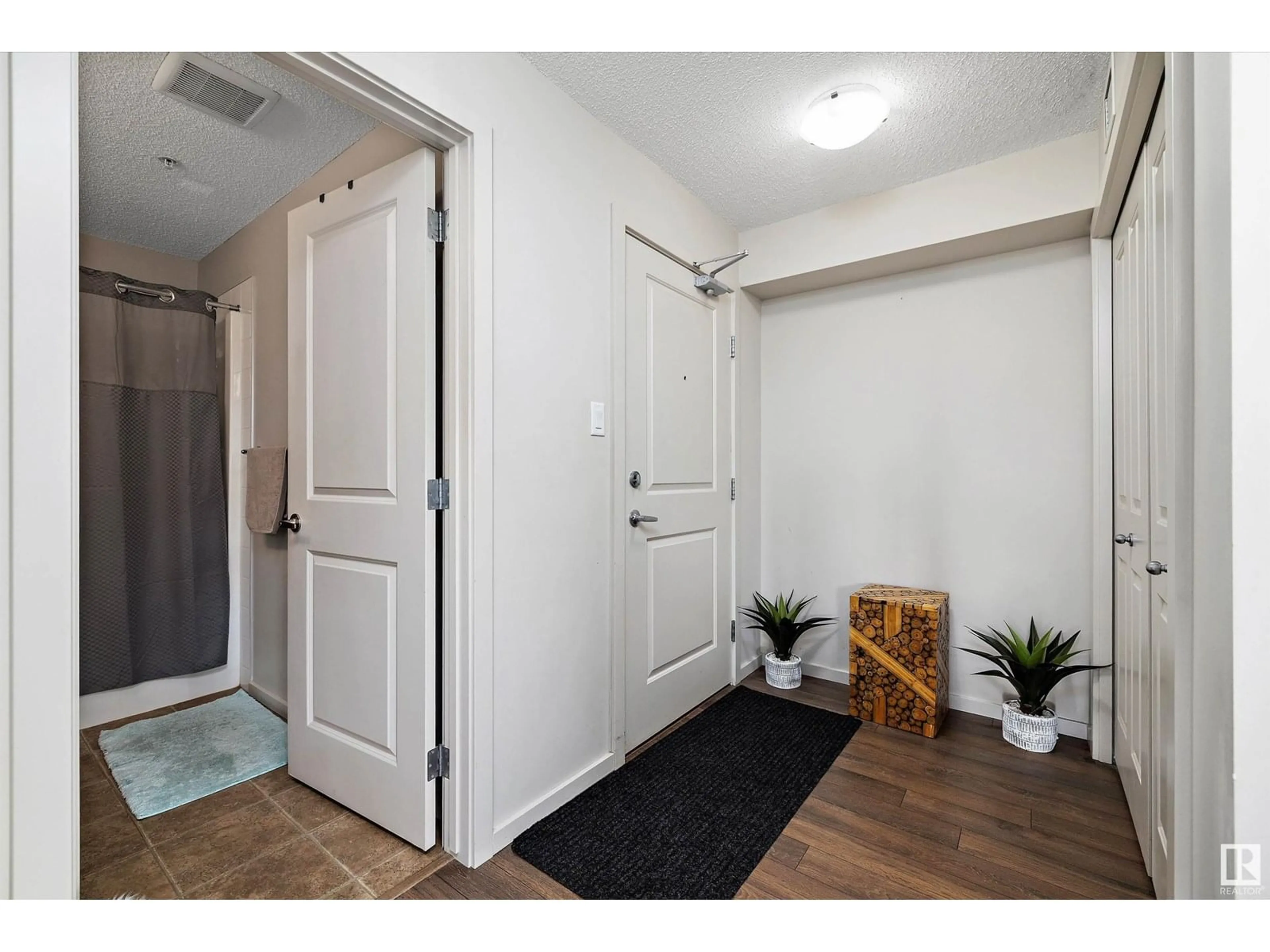 Indoor entryway for 302 - 302 EBBERS BV, Edmonton Alberta T5Y3W2