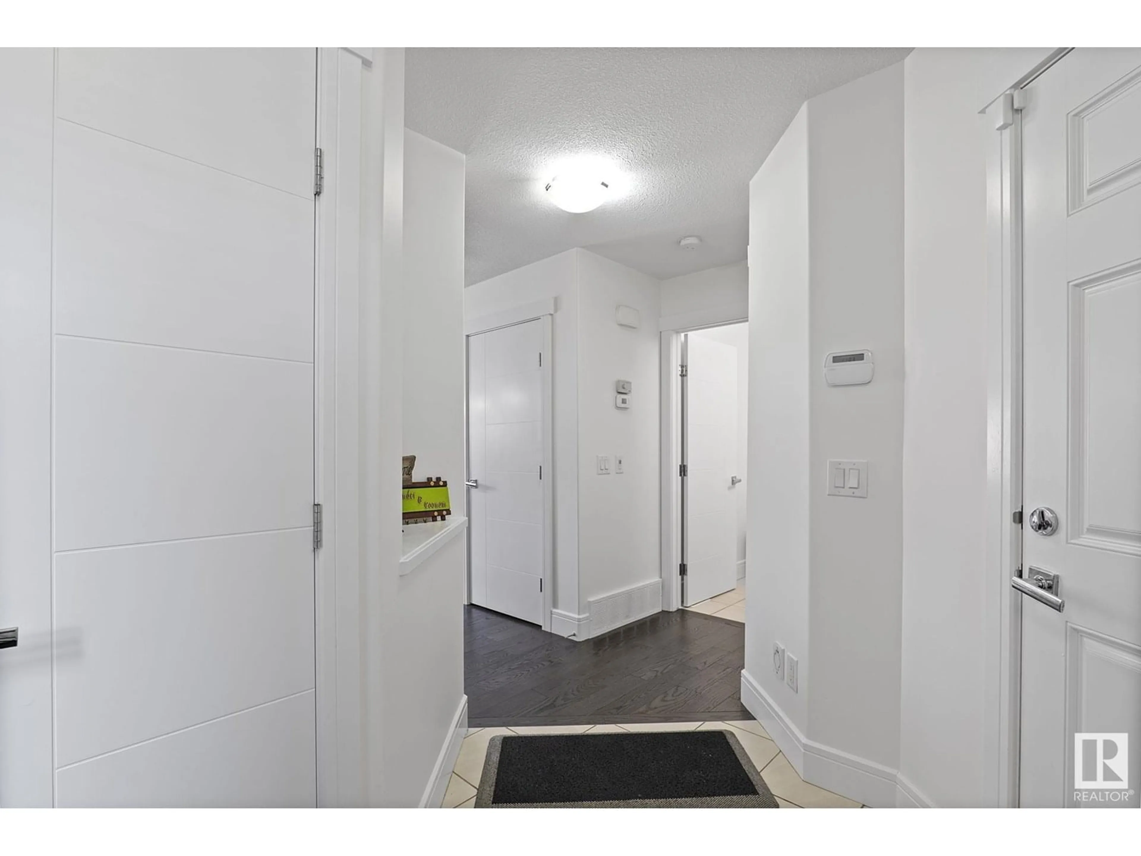 Indoor entryway for 611 40 AV, Edmonton Alberta T6T0T5