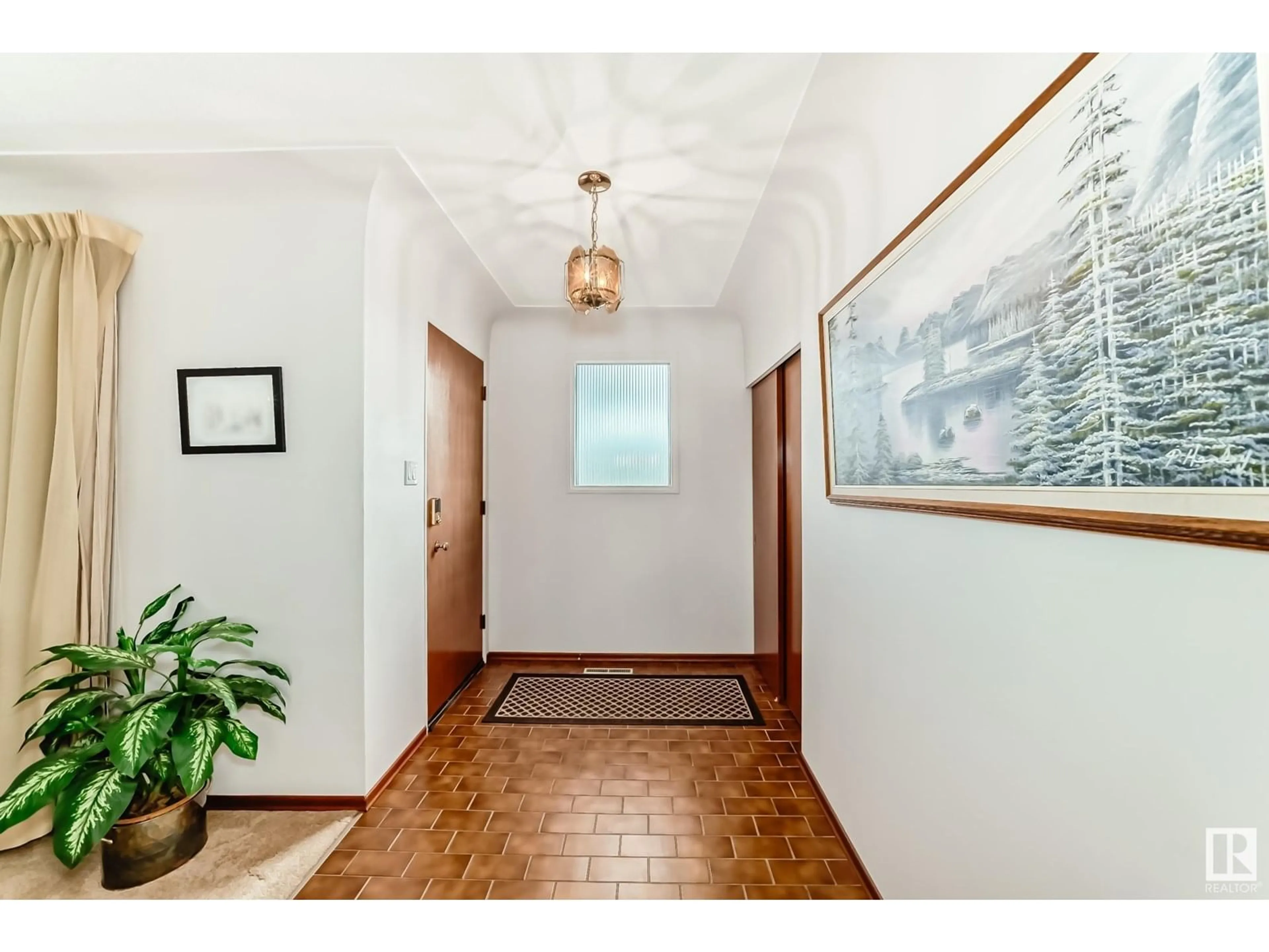 Indoor entryway for 7112 99 AV, Edmonton Alberta T6A0E1