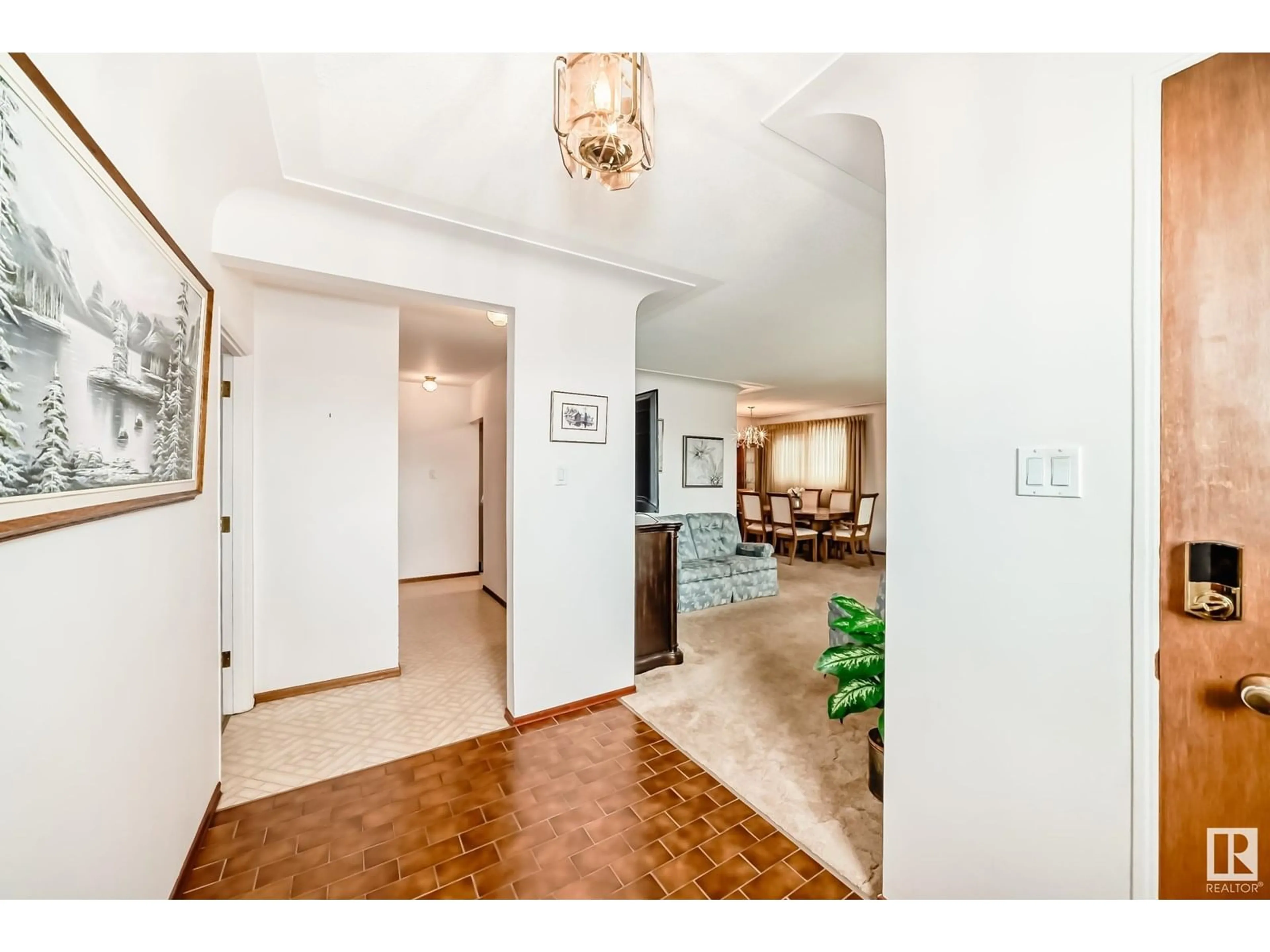 Indoor entryway for 7112 99 AV, Edmonton Alberta T6A0E1