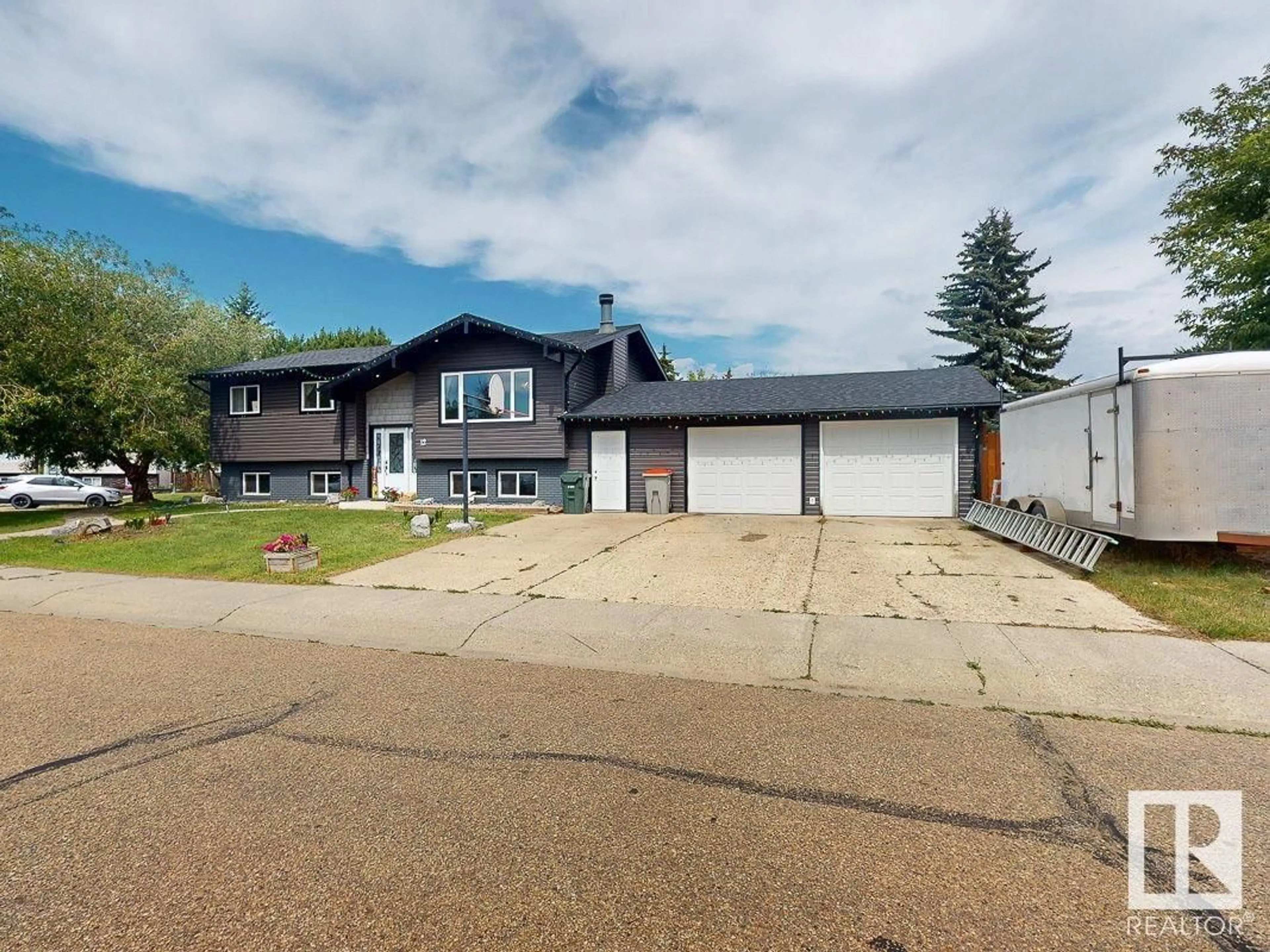 A pic from outside/outdoor area/front of a property/back of a property/a pic from drone, street for 12 GARDEN VALLEY DR, Stony Plain Alberta T7Z1H6