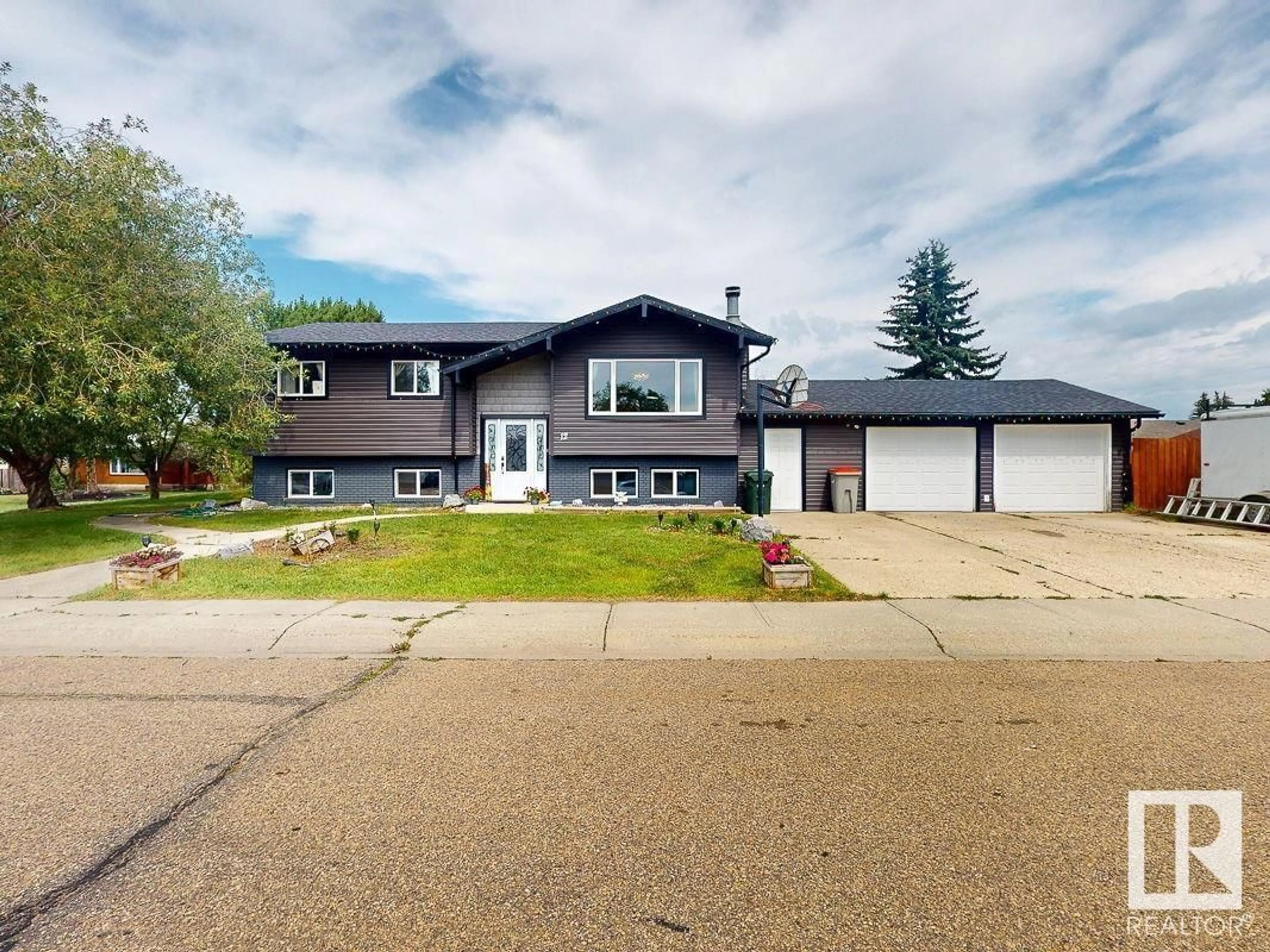 Home with vinyl exterior material, street for 12 GARDEN VALLEY DR, Stony Plain Alberta T7Z1H6