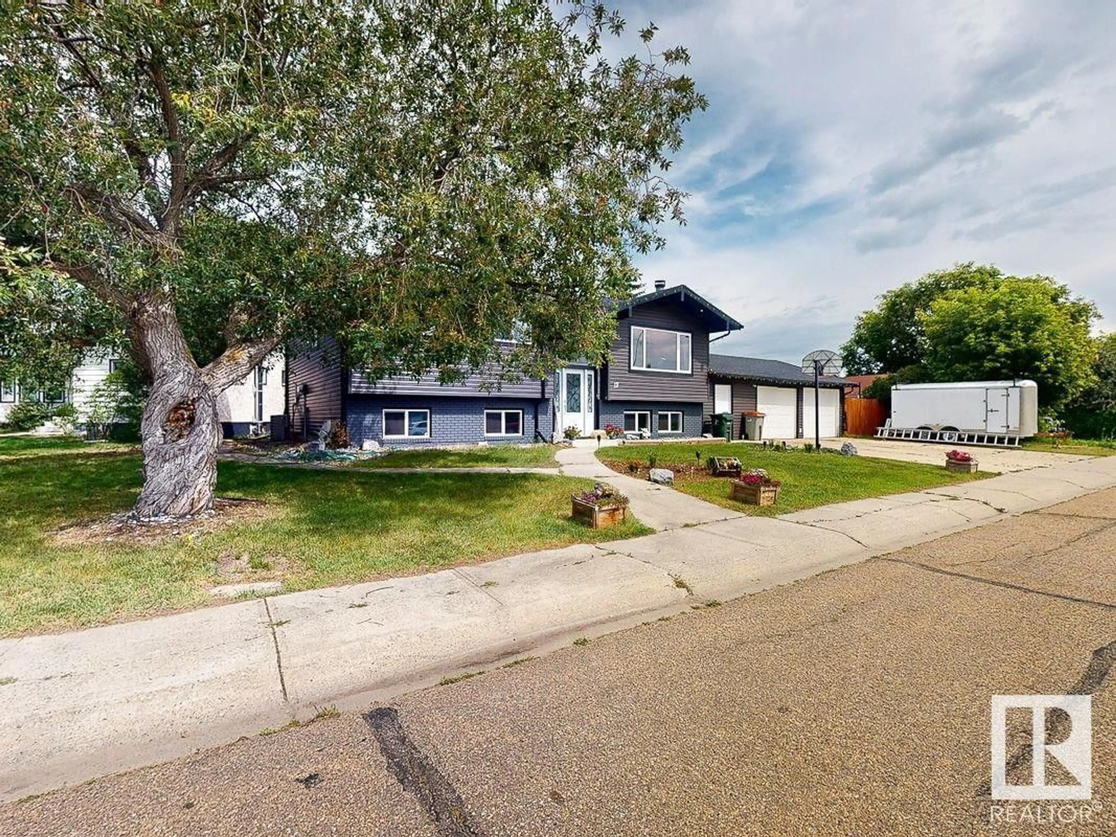 A pic from outside/outdoor area/front of a property/back of a property/a pic from drone, street for 12 GARDEN VALLEY DR, Stony Plain Alberta T7Z1H6