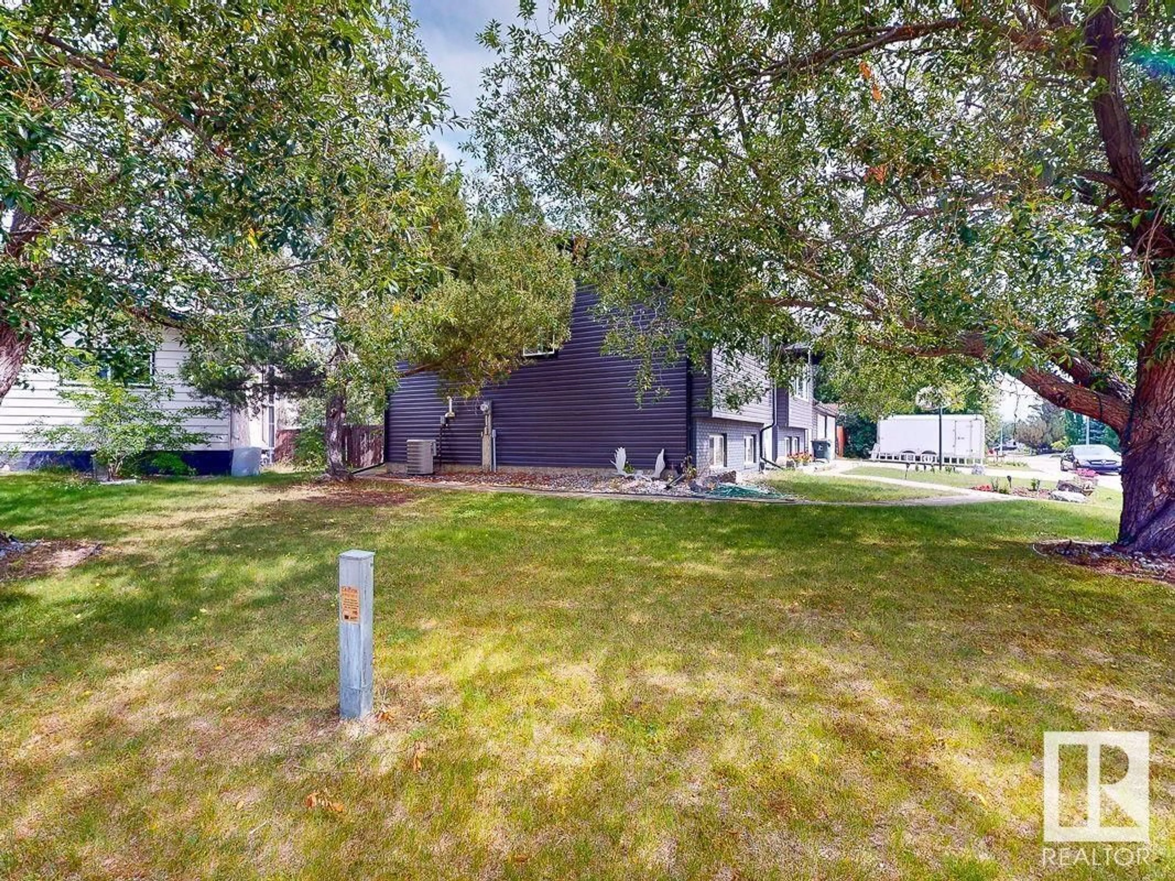 A pic from outside/outdoor area/front of a property/back of a property/a pic from drone, unknown for 12 GARDEN VALLEY DR, Stony Plain Alberta T7Z1H6