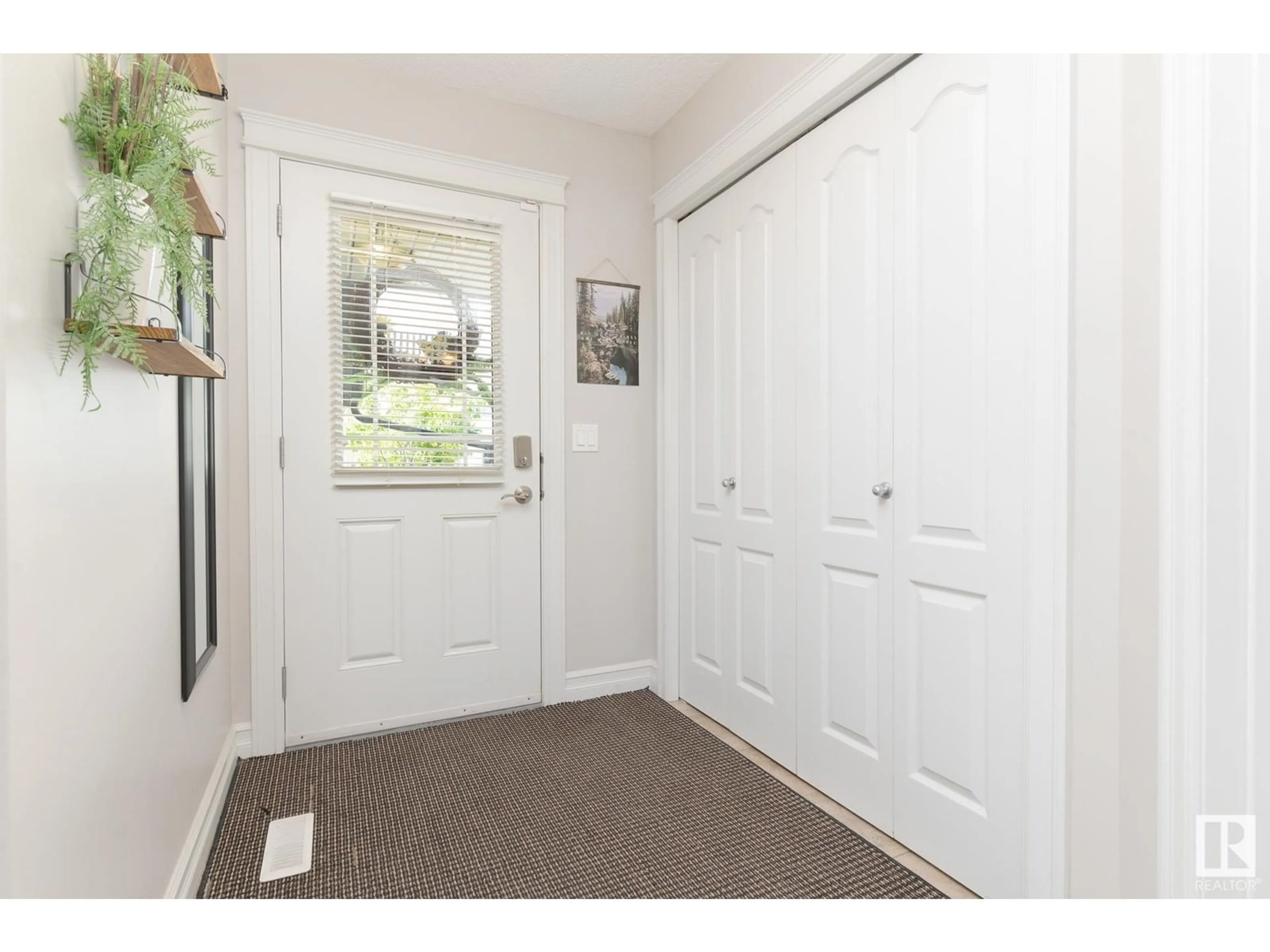 Indoor entryway for 3013 16A AV, Edmonton Alberta T6T0P8