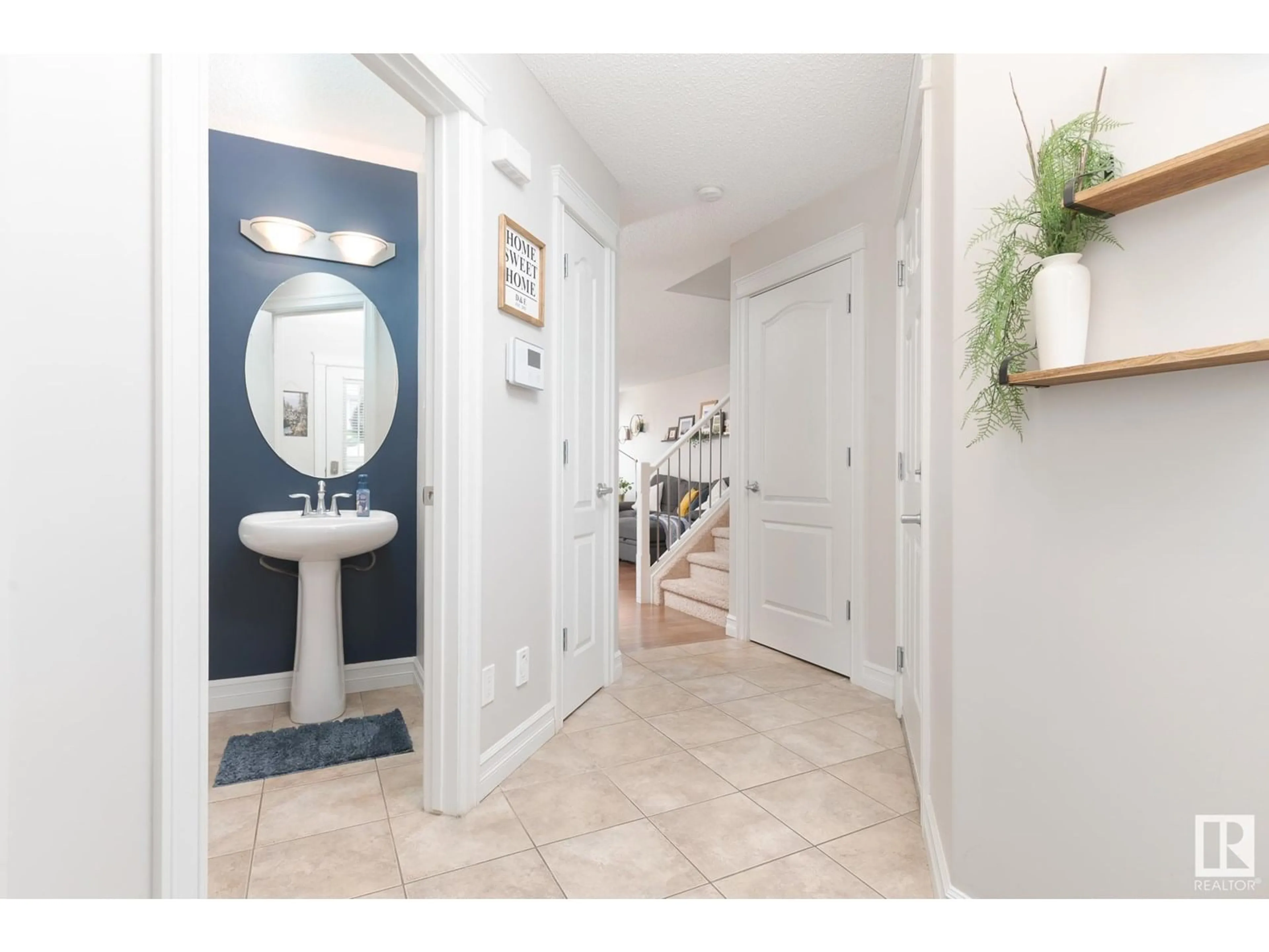 Indoor entryway for 3013 16A AV, Edmonton Alberta T6T0P8