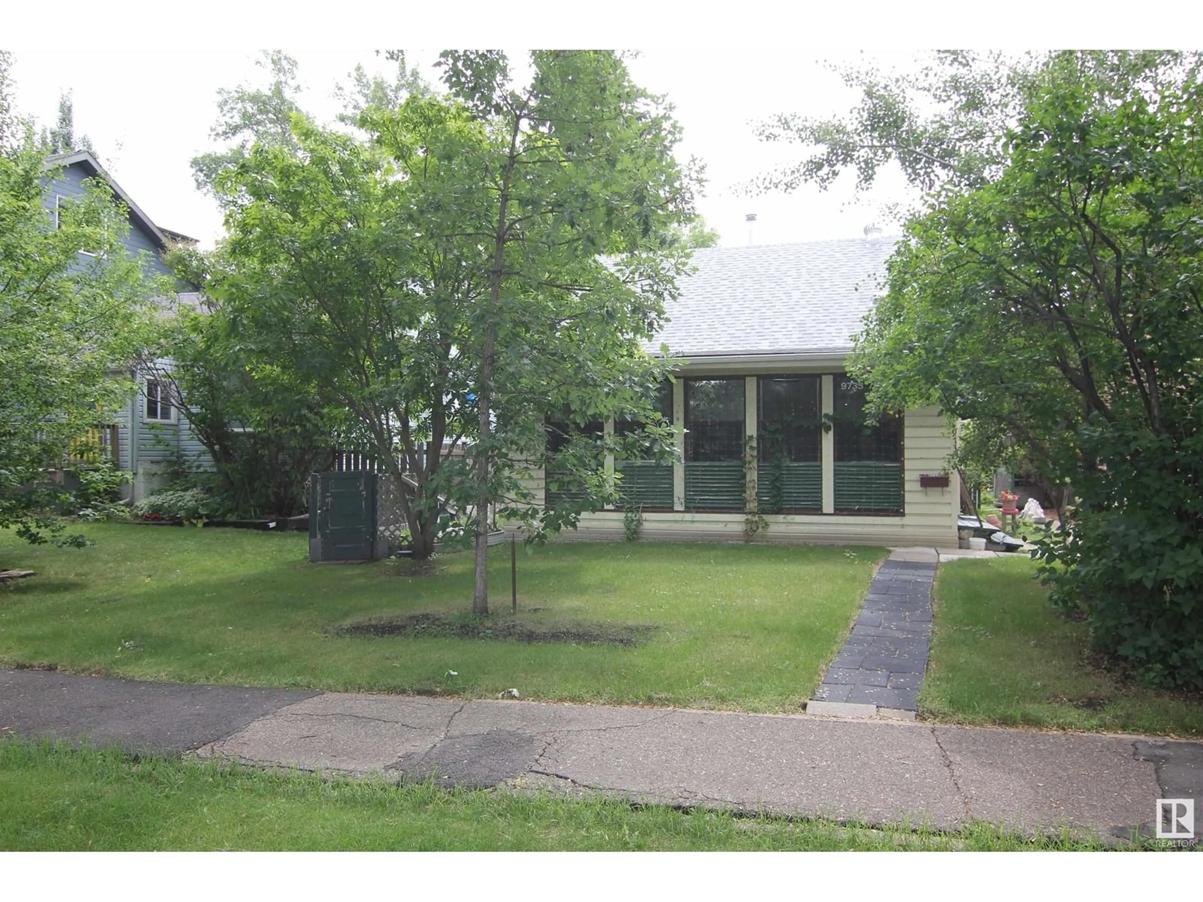 A pic from outside/outdoor area/front of a property/back of a property/a pic from drone, street for NW - 9733 79 AV, Edmonton Alberta T6E1P9