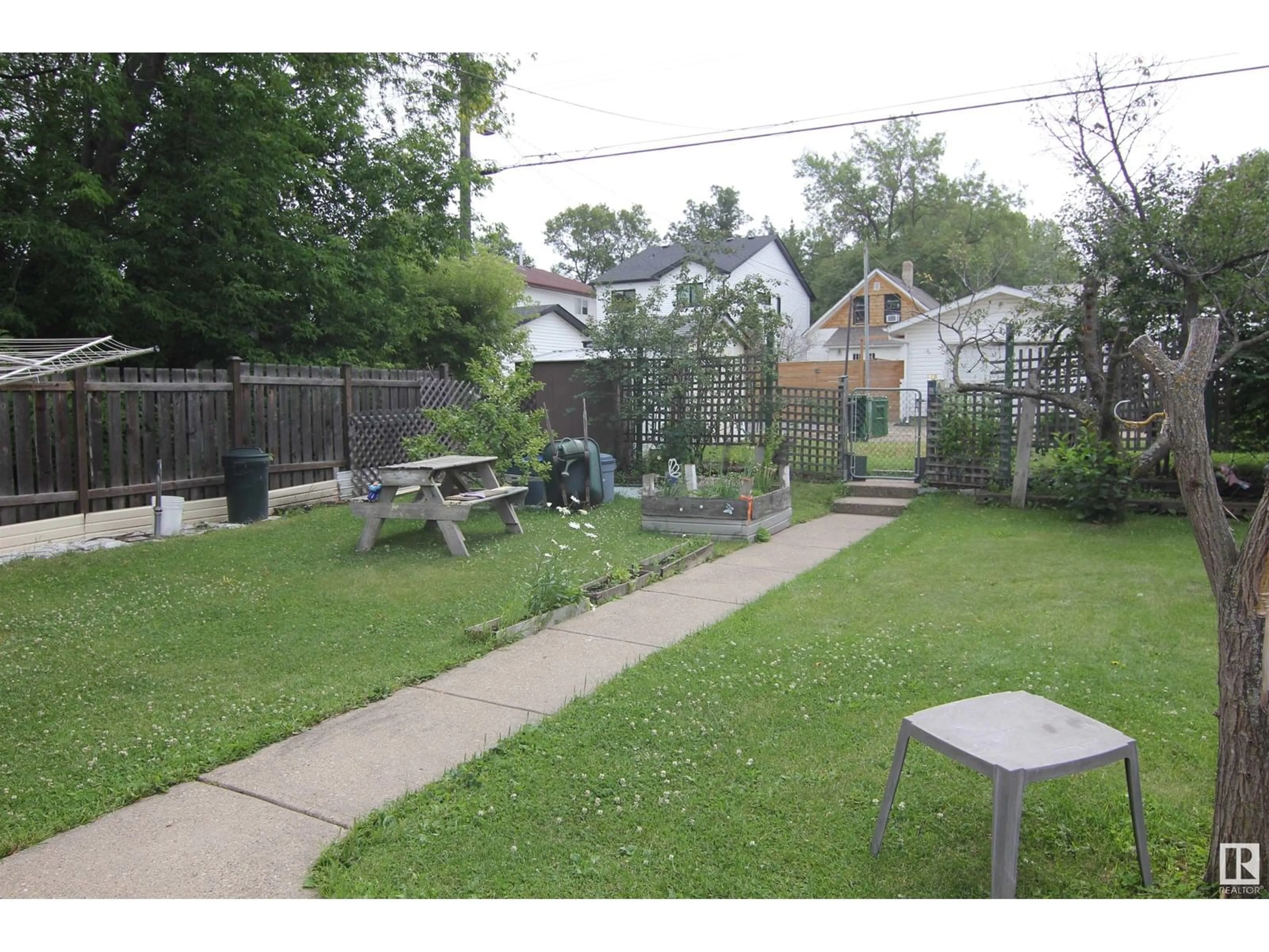 Patio, street for NW - 9733 79 AV, Edmonton Alberta T6E1P9