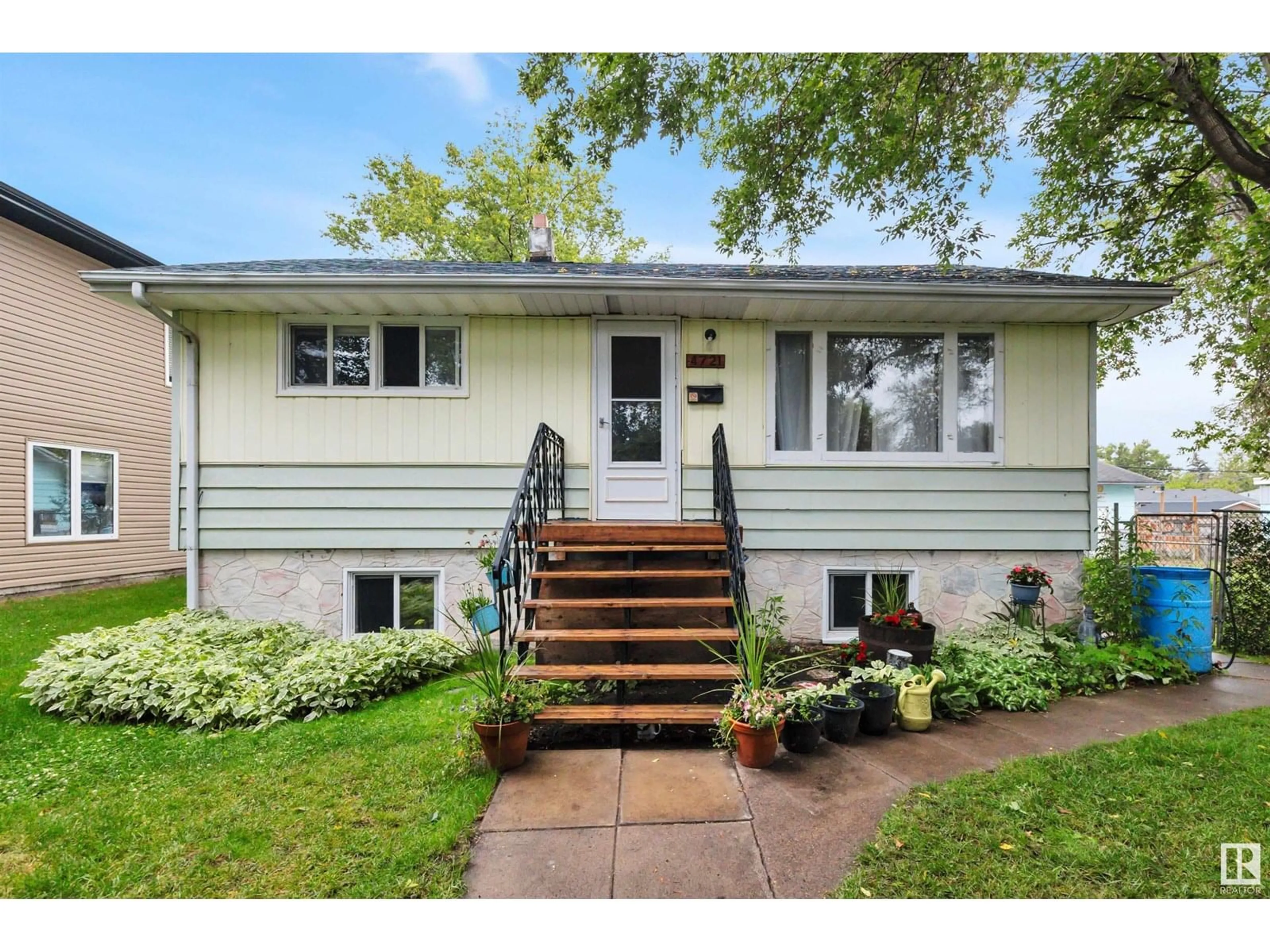 Home with vinyl exterior material, street for 4721 49 AV, Wetaskiwin Alberta T9A0P5