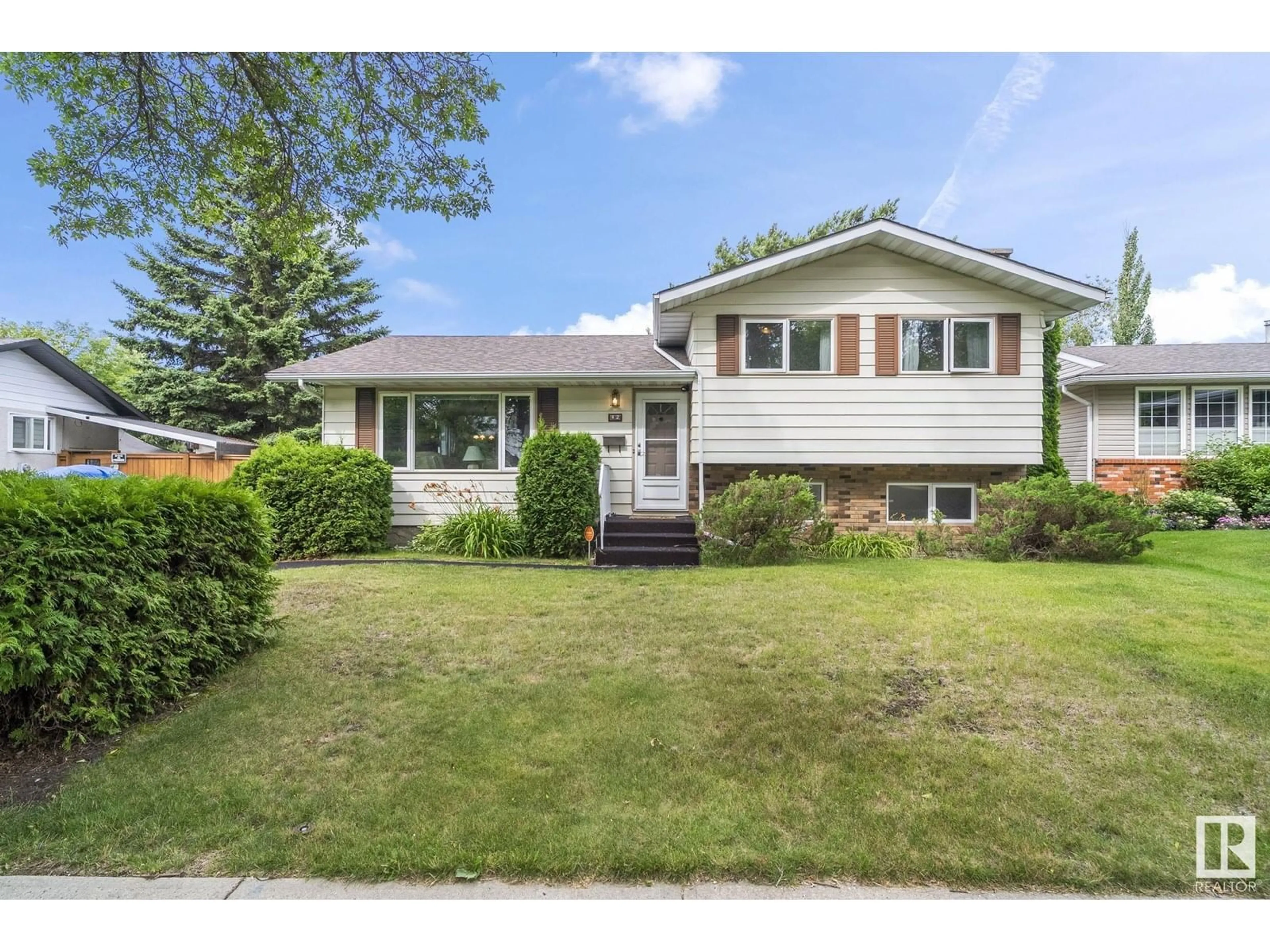 Home with vinyl exterior material, street for 42 LARKSPUR CR, St. Albert Alberta T8N2M5
