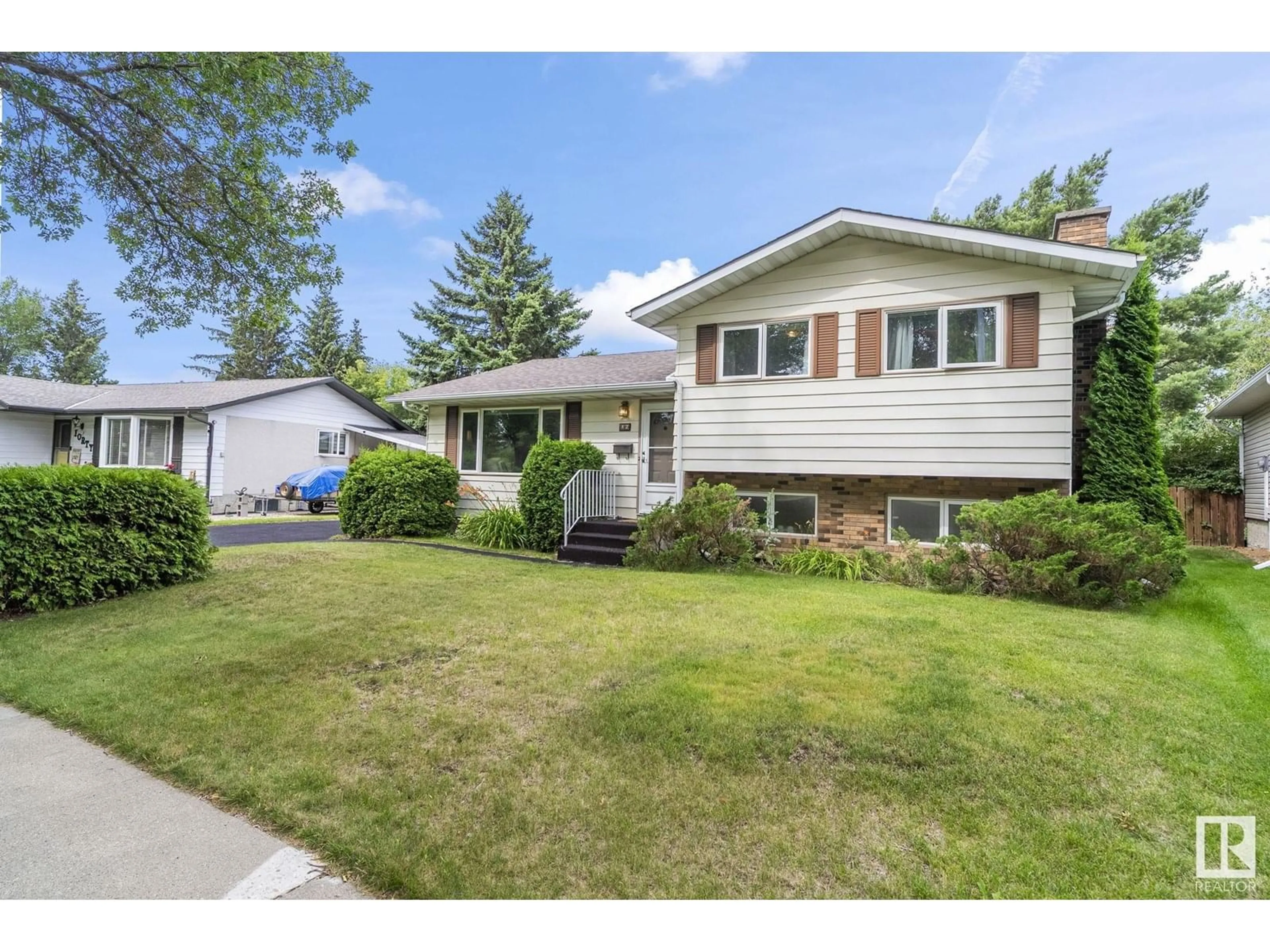 Home with vinyl exterior material, street for 42 LARKSPUR CR, St. Albert Alberta T8N2M5