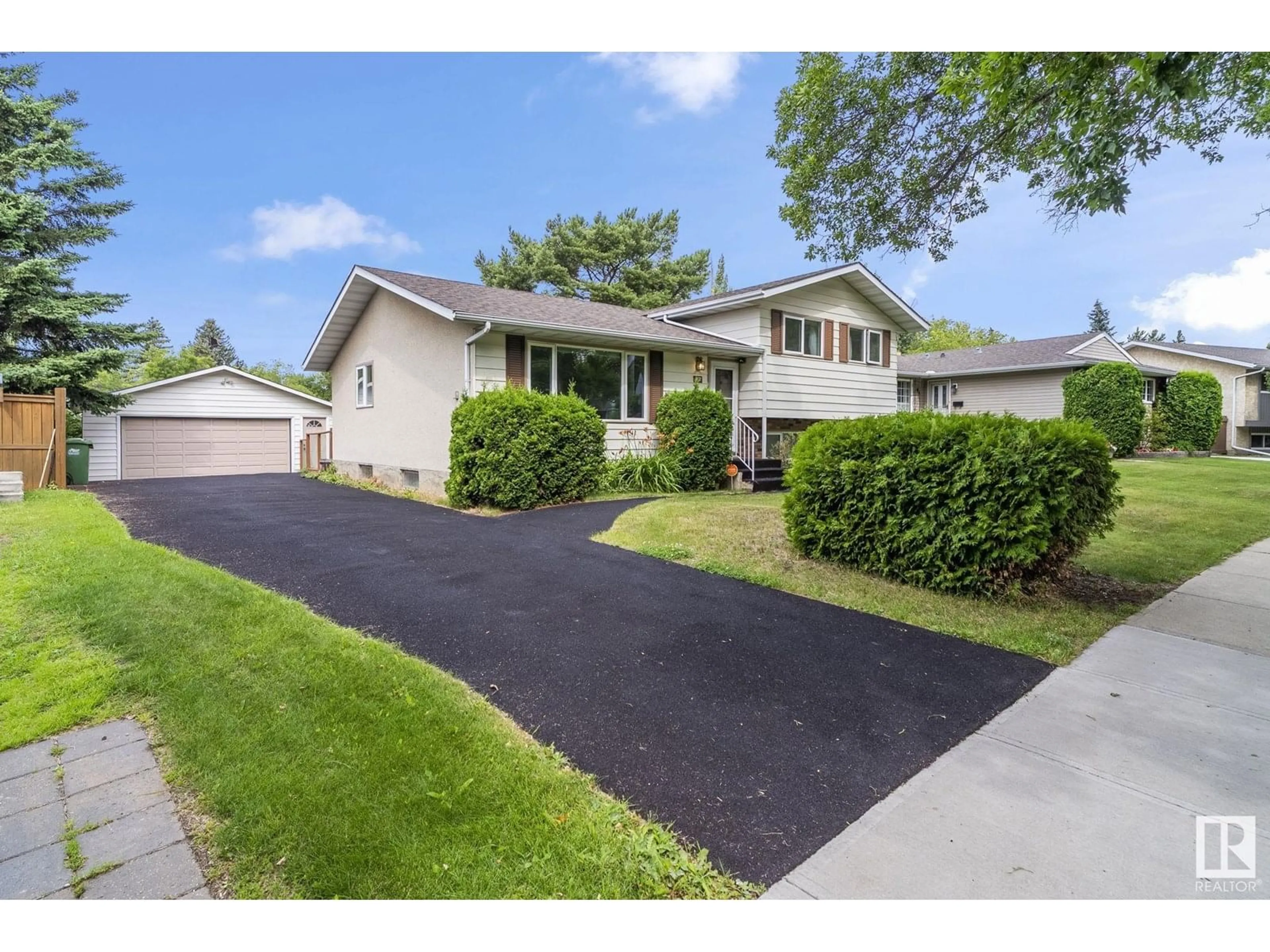 Home with vinyl exterior material, street for 42 LARKSPUR CR, St. Albert Alberta T8N2M5