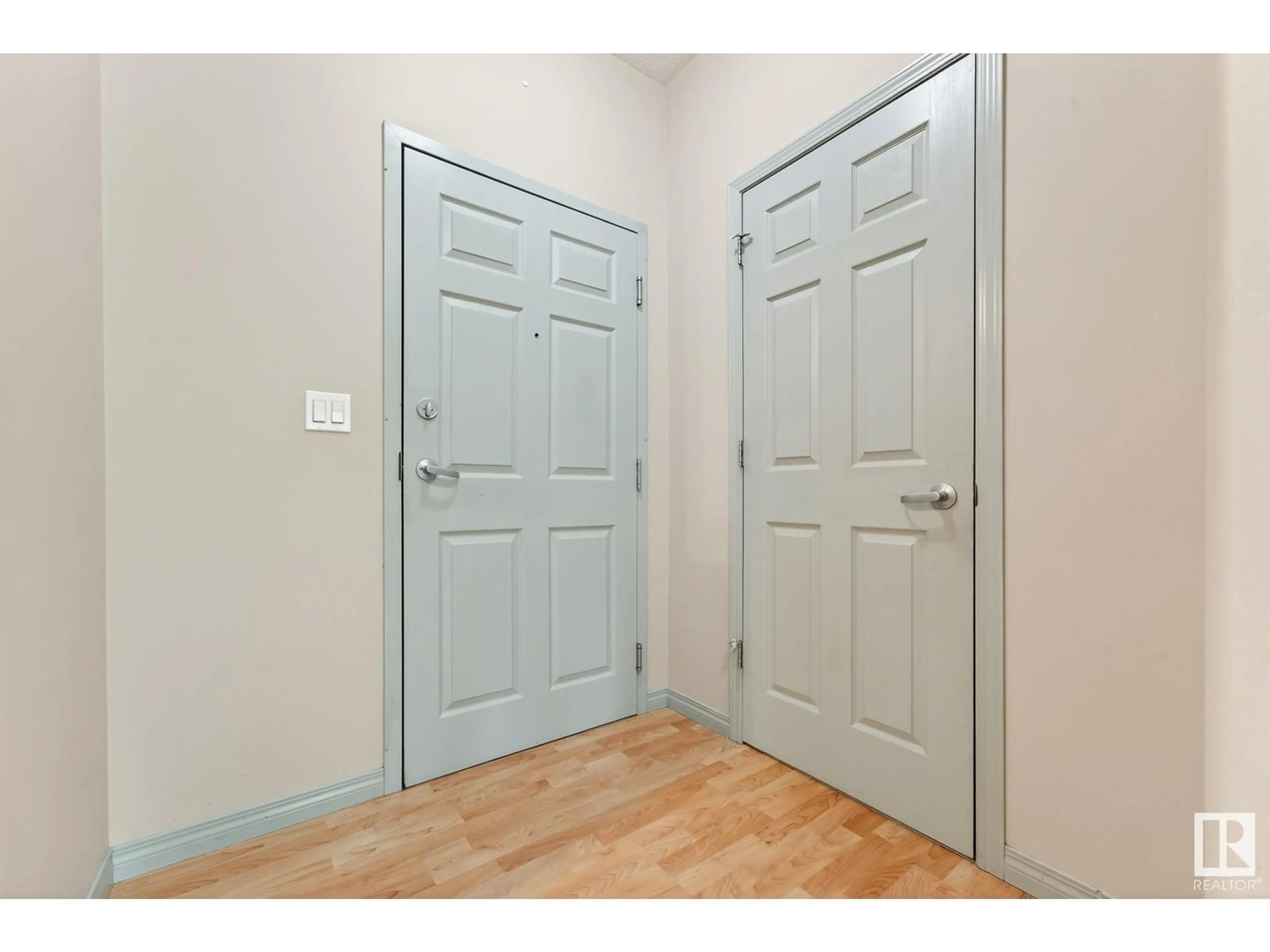 Indoor entryway for 111 5280 TERWILLEGAR BV, Edmonton Alberta T6R3T9