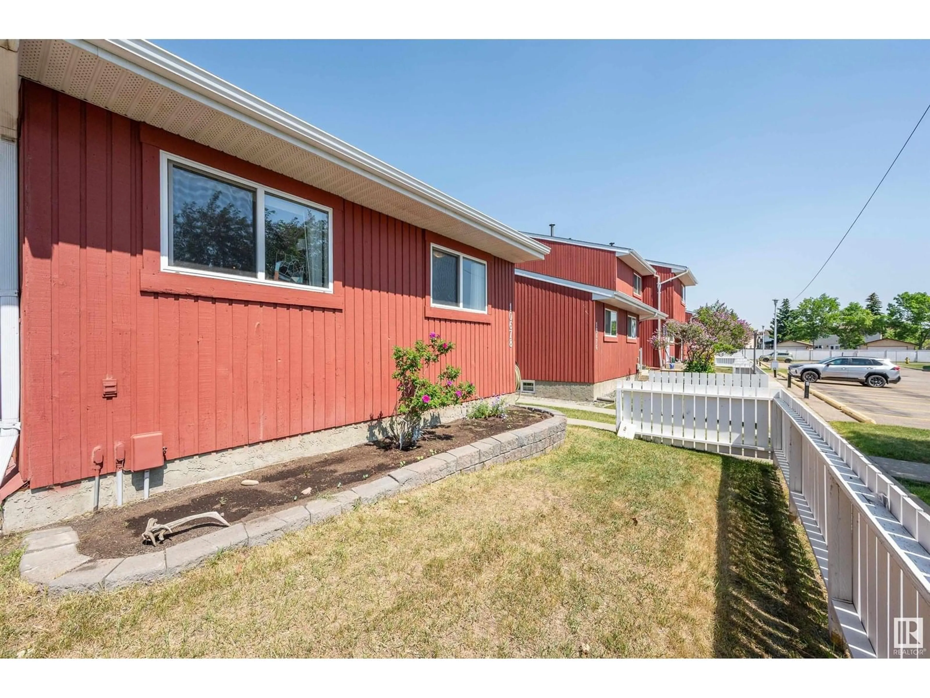 Patio, unknown for 10678 BEAUMARIS RD, Edmonton Alberta T5X3N4