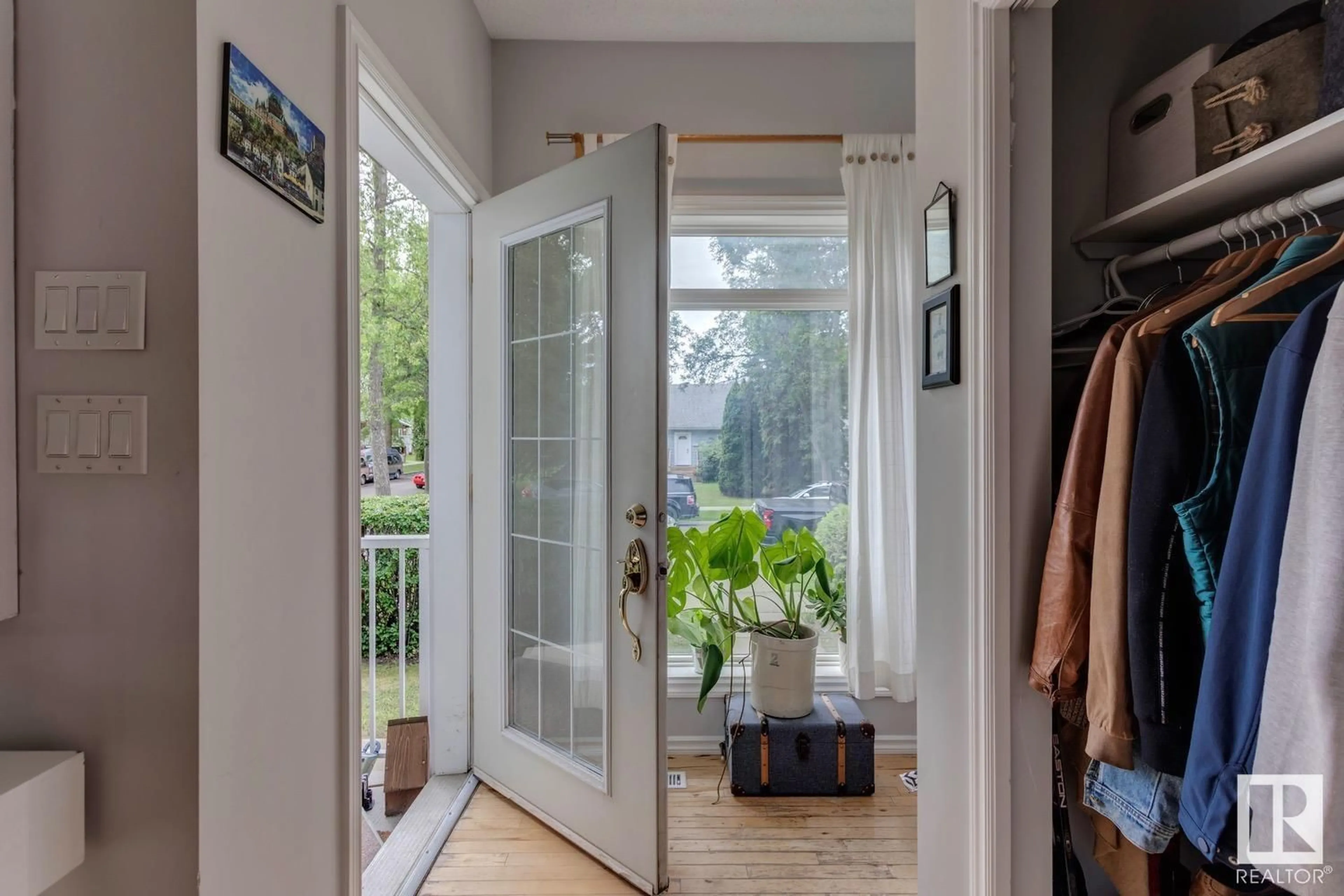 Indoor entryway for 14602 104 AV, Edmonton Alberta T5N0X4
