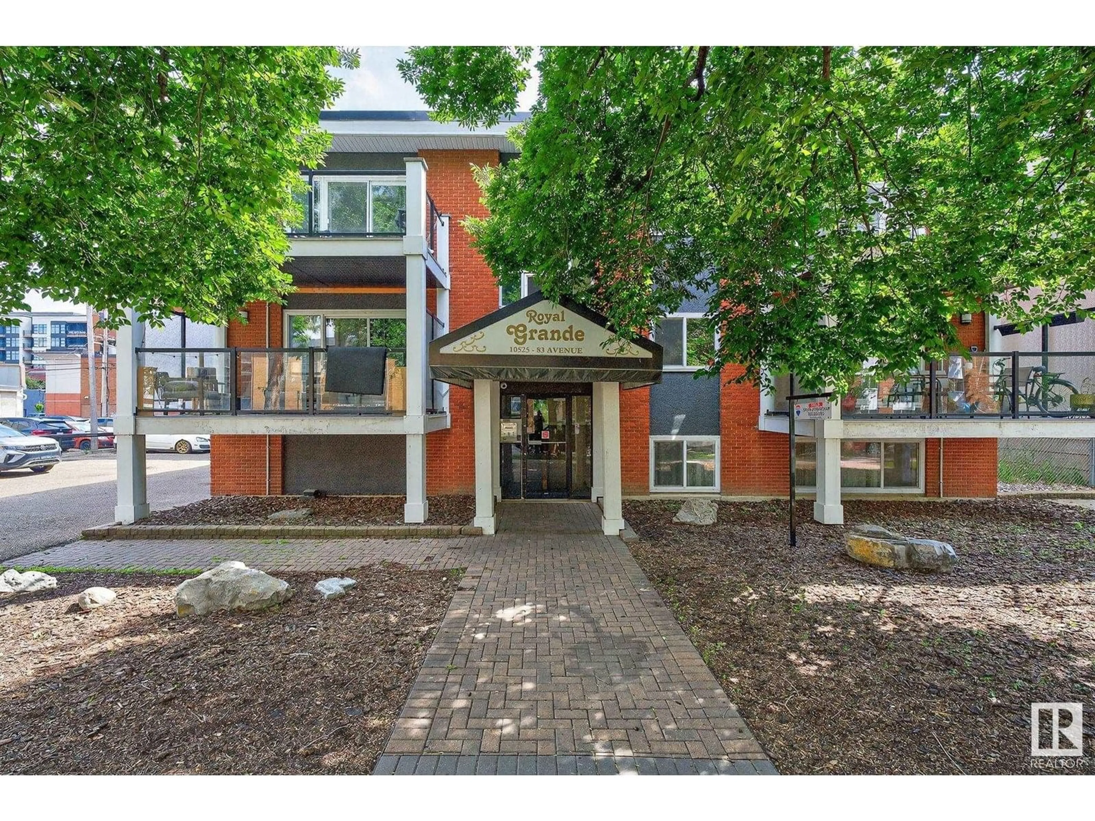 Indoor foyer for #37 - 10525 83 AV, Edmonton Alberta T6E2E1