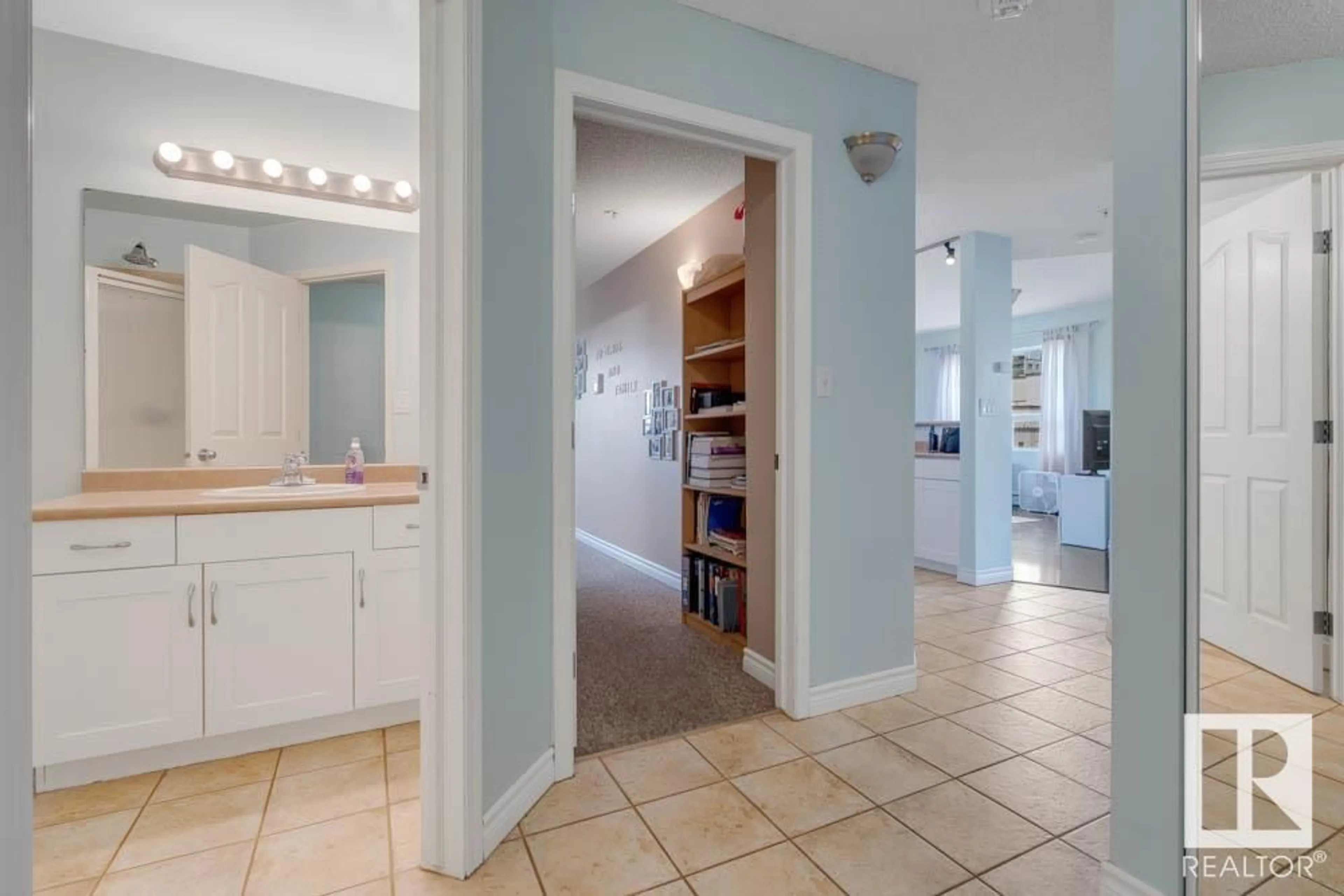 Indoor entryway for #802 - 9707 105 ST, Edmonton Alberta T5K2Y4