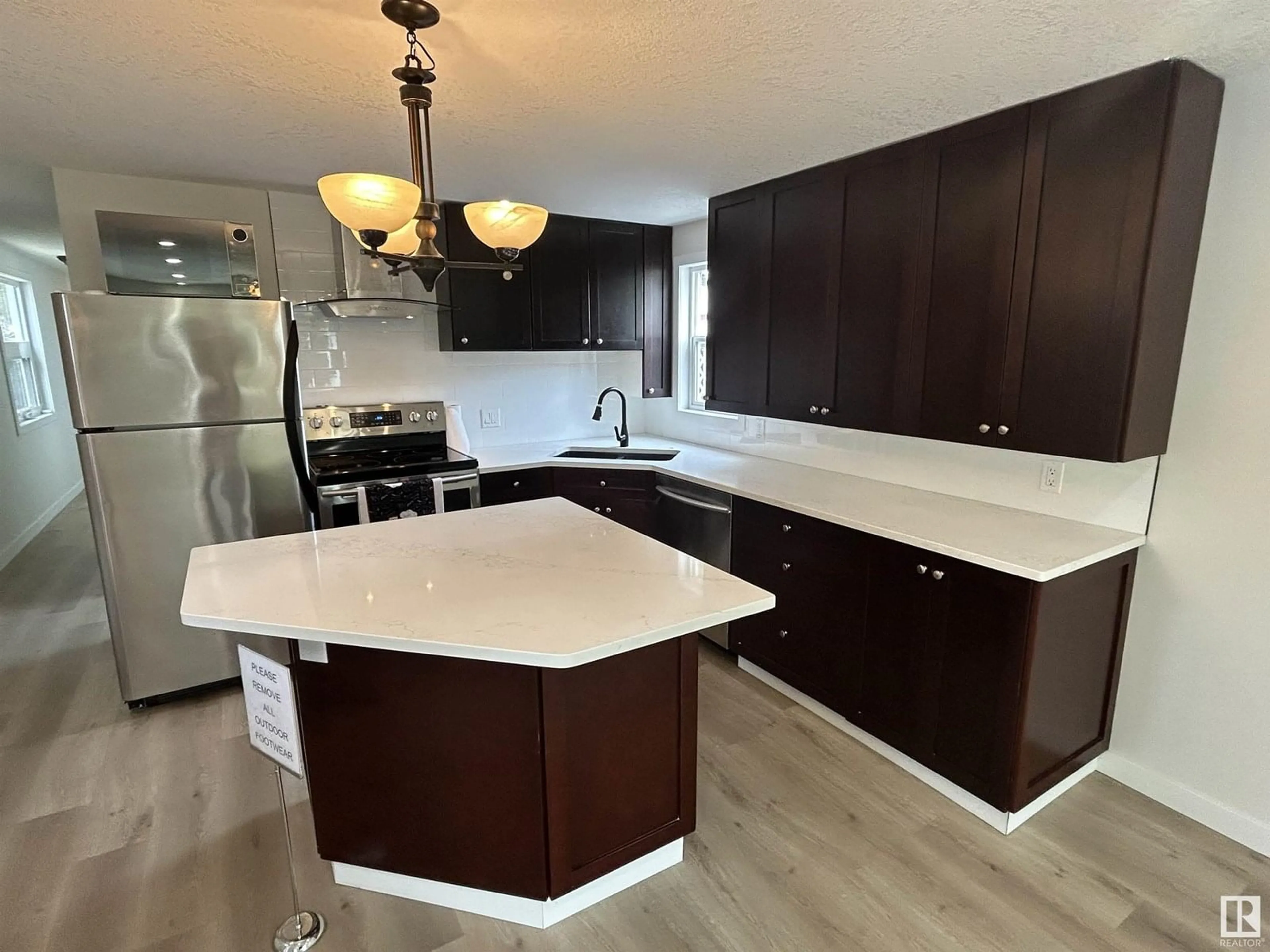 Contemporary kitchen, unknown for NW - 714 WEST RIDGE PL, Edmonton Alberta T5S1T5