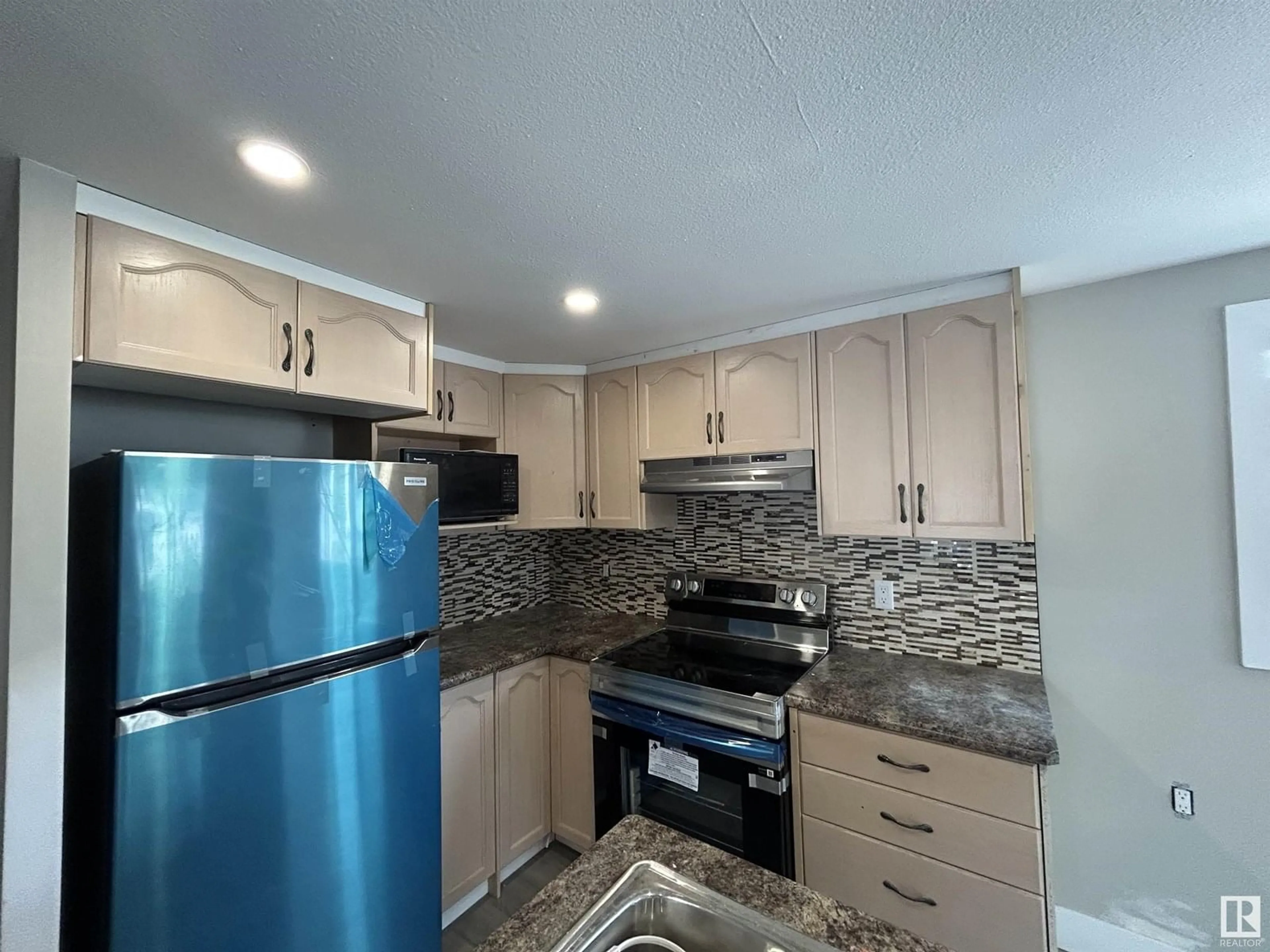 Standard kitchen, unknown for 306 BROOKE WY, Edmonton Alberta T5S1T5