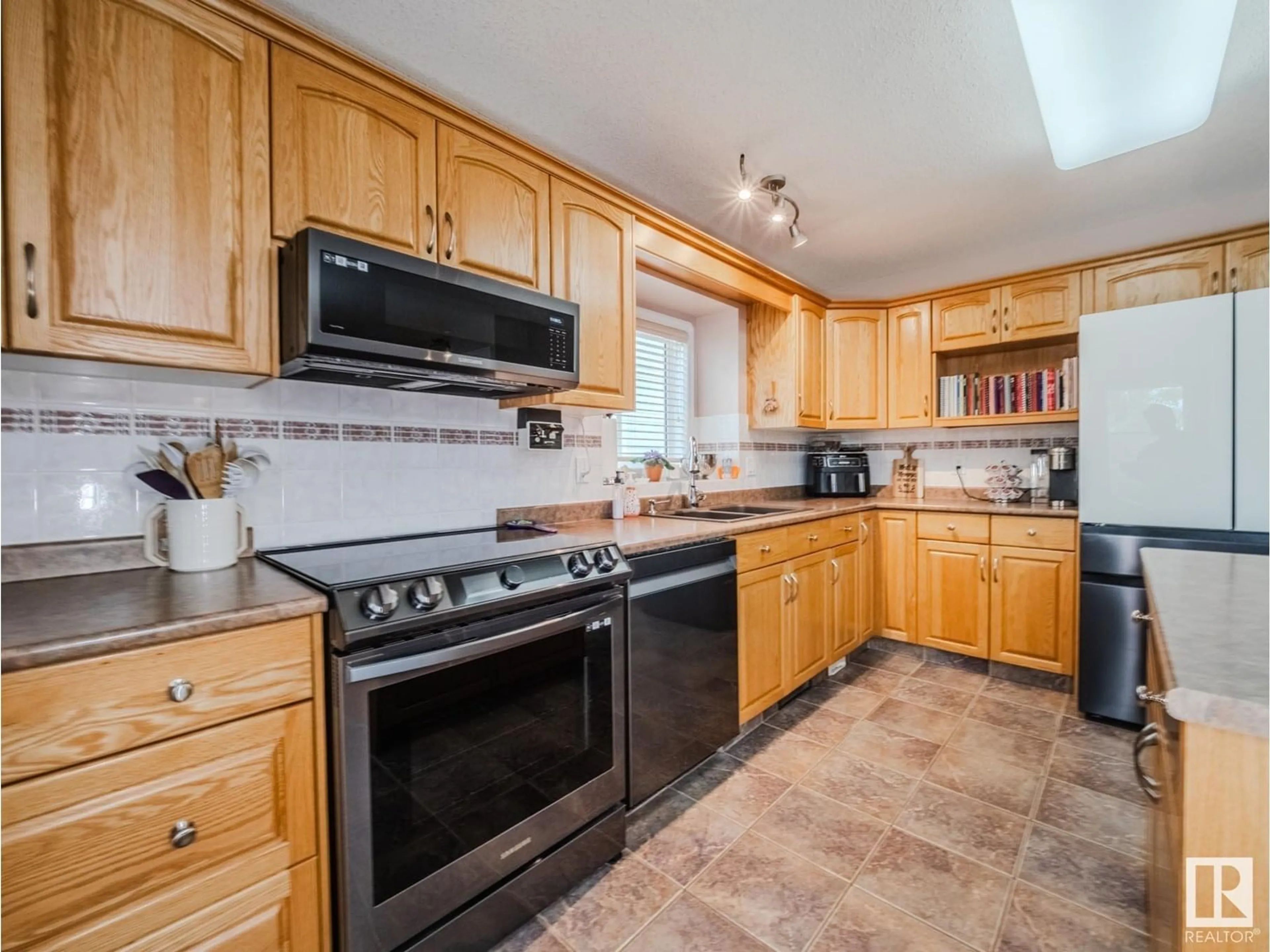Standard kitchen, ceramic/tile floor for 212 NEWCASTLE CR, Sherwood Park Alberta T8A6K9