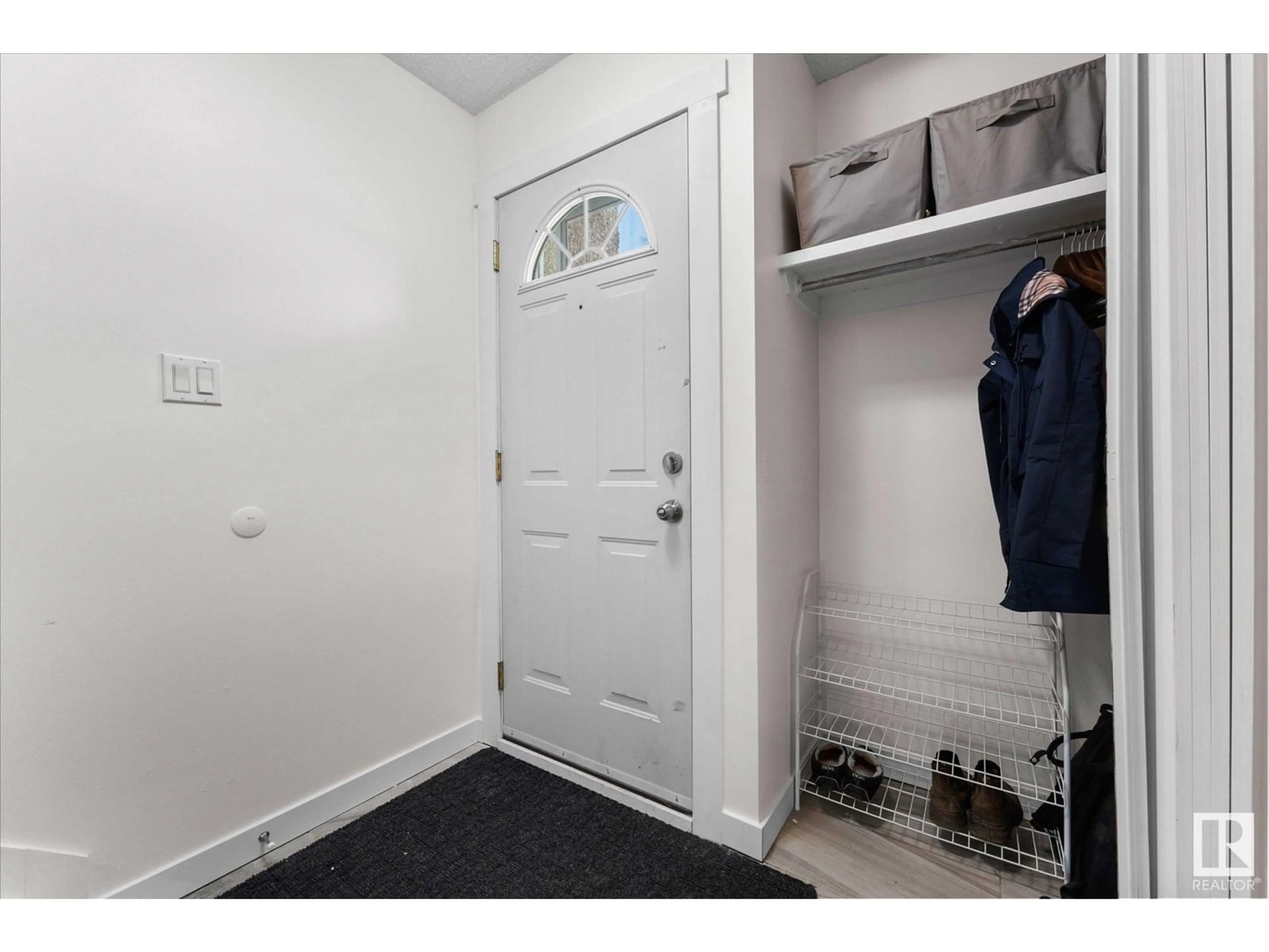 Indoor entryway for 18262 91 AV, Edmonton Alberta T5T1T6