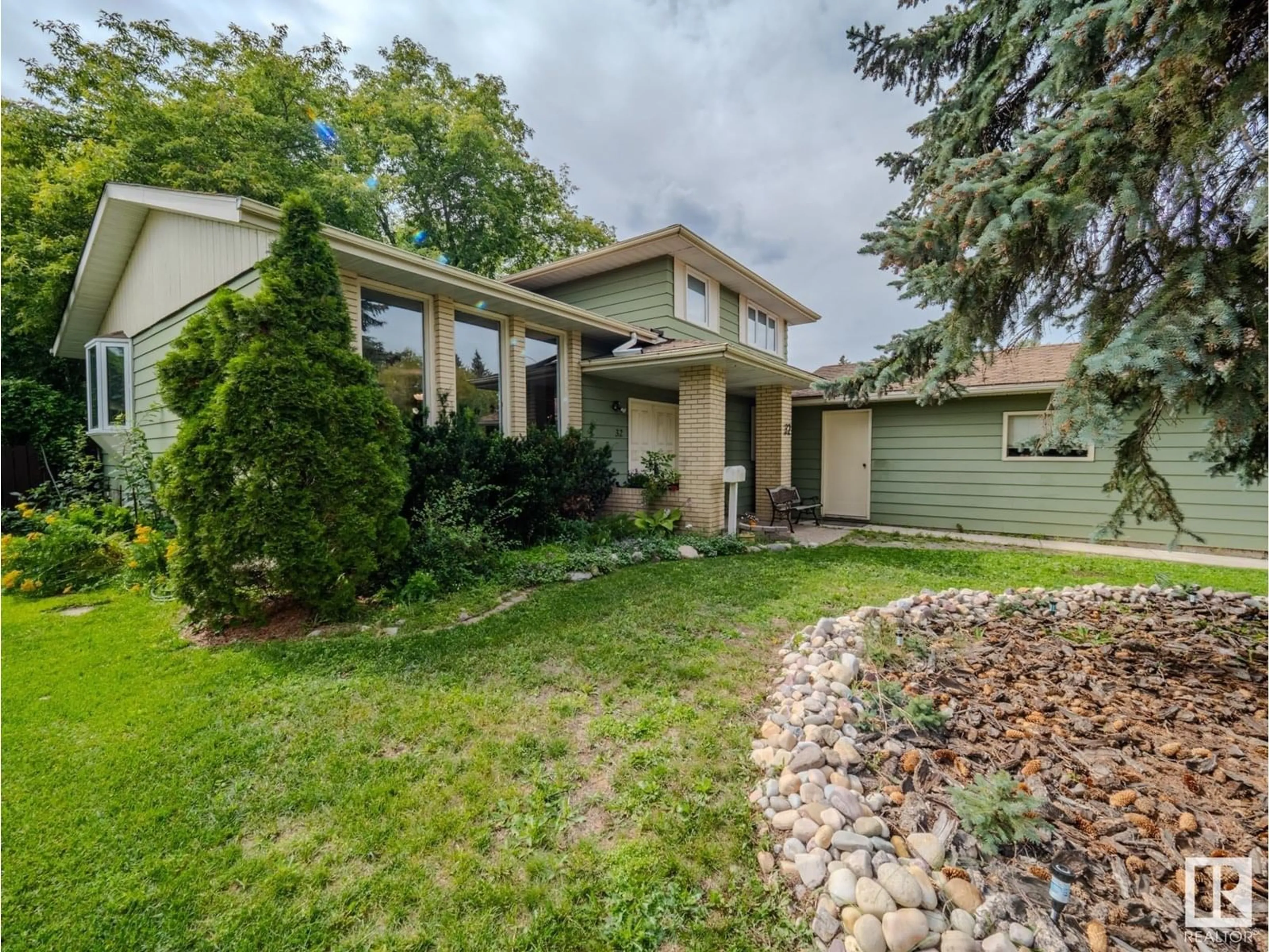 Home with vinyl exterior material, street for 32 GARFIELD CR, Sherwood Park Alberta T8A3L7