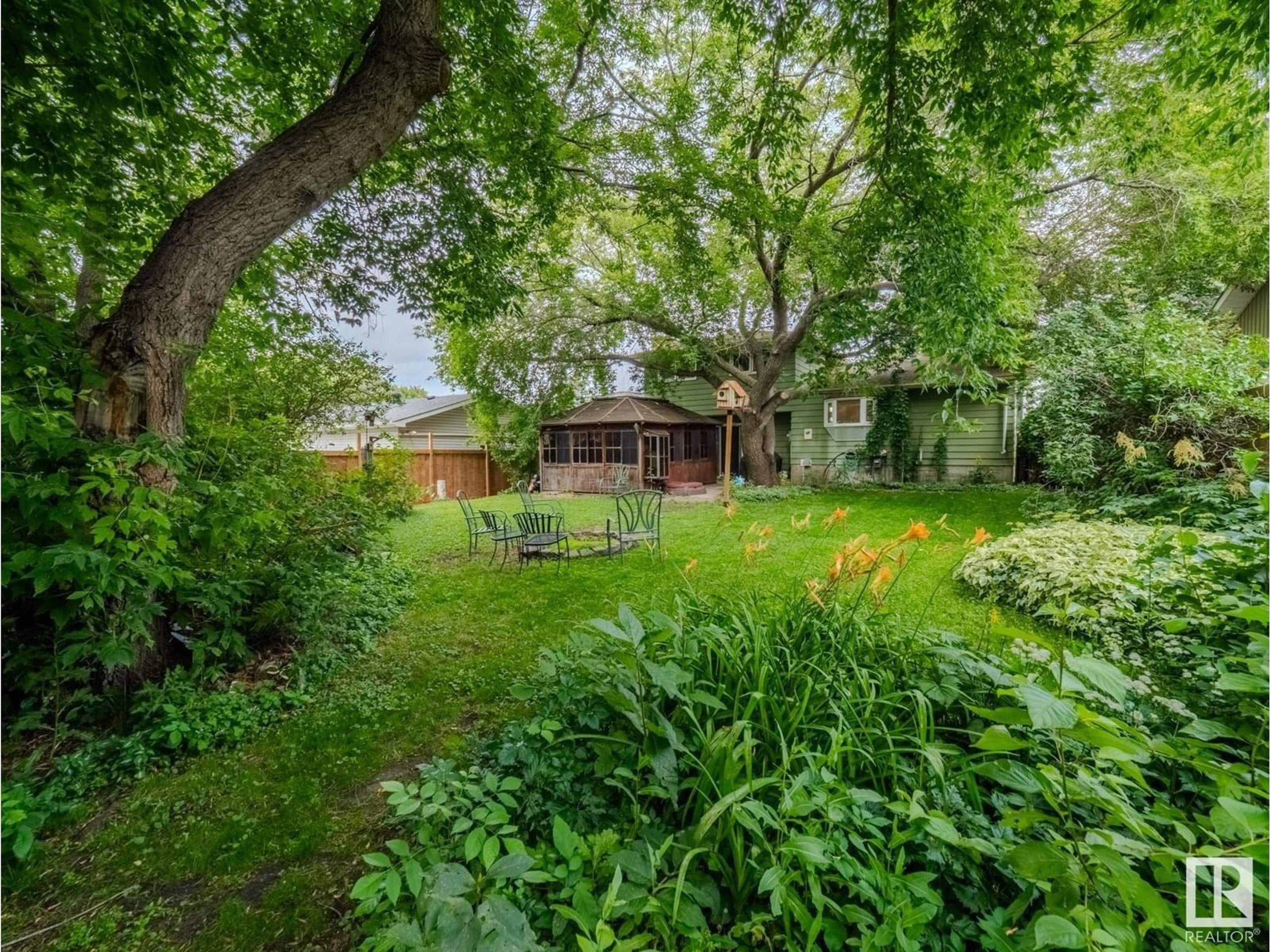 A pic from outside/outdoor area/front of a property/back of a property/a pic from drone, forest/trees view for 32 GARFIELD CR, Sherwood Park Alberta T8A3L7