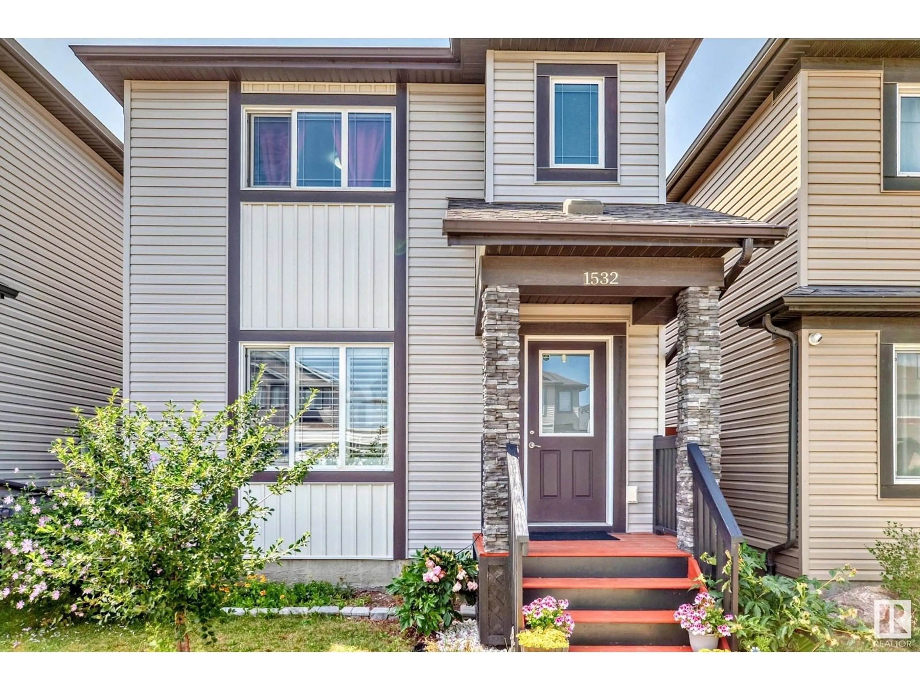 Home with vinyl exterior material, street for NW - 1532 21 ST, Edmonton Alberta T6T2B7